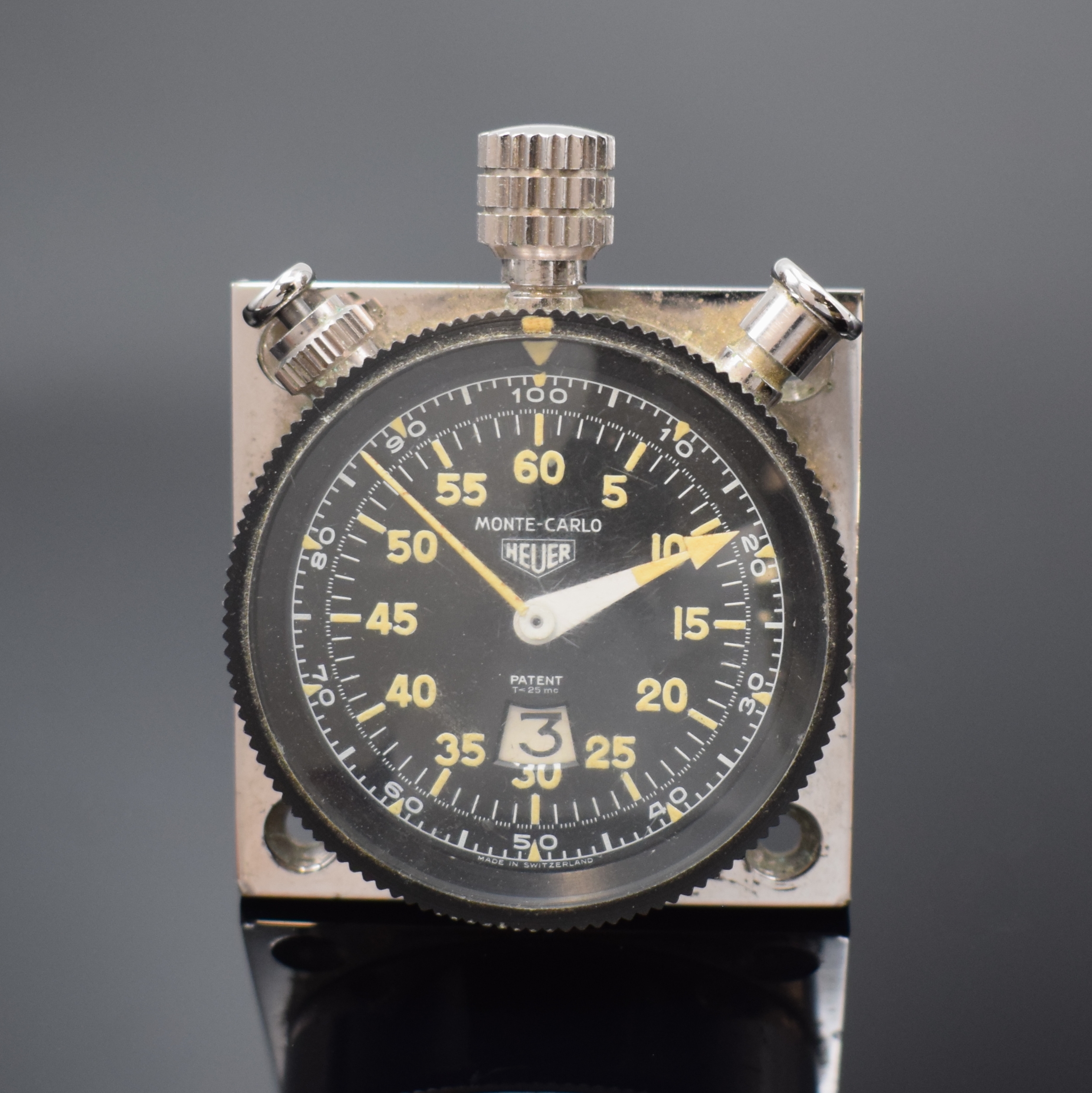 HEUER Monte-Carlo Dashboard Nr. 15345 auf original Montageplatte, Schweiz um 1970, inkl. separatem Additionszähler durch Drücker bei 11, schwarze ...
