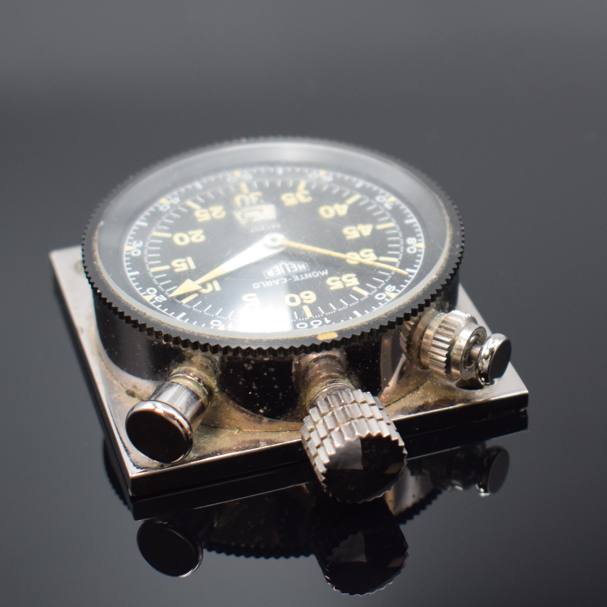 Detail a: HEUER Monte-Carlo Dashboard Nr. 15345 auf original Montageplatte, Schweiz um 1970, inkl. separatem Additionszähler durch Drücker bei 11, schwarze ...