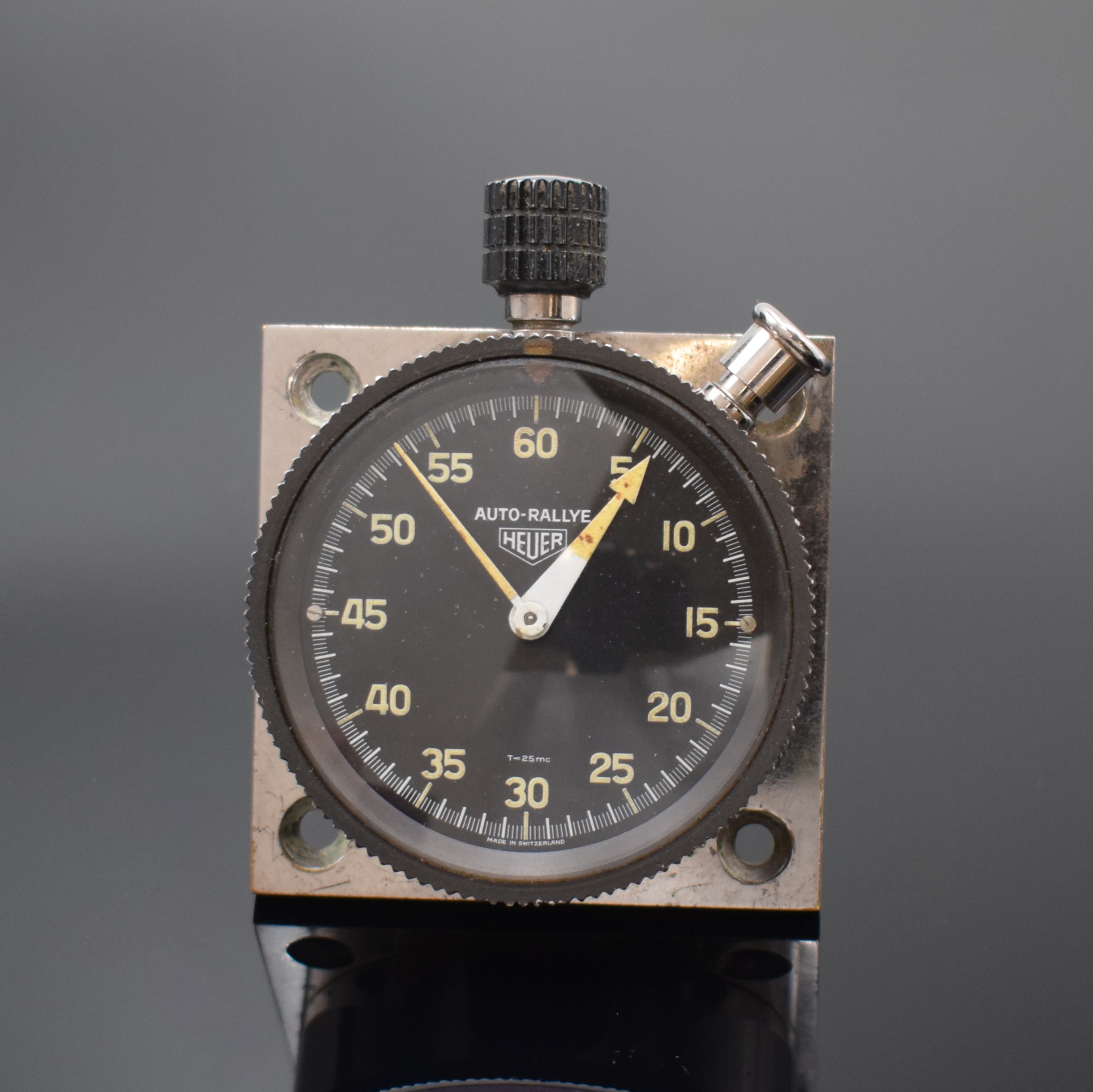 HEUER AUTO-RALLYE Dashboard Nr. 50296 Referenz 16.8433, Schweiz um 1960, verchr. Metallgeh. montiert auf quadratischer Metallplatte, schwarze ...