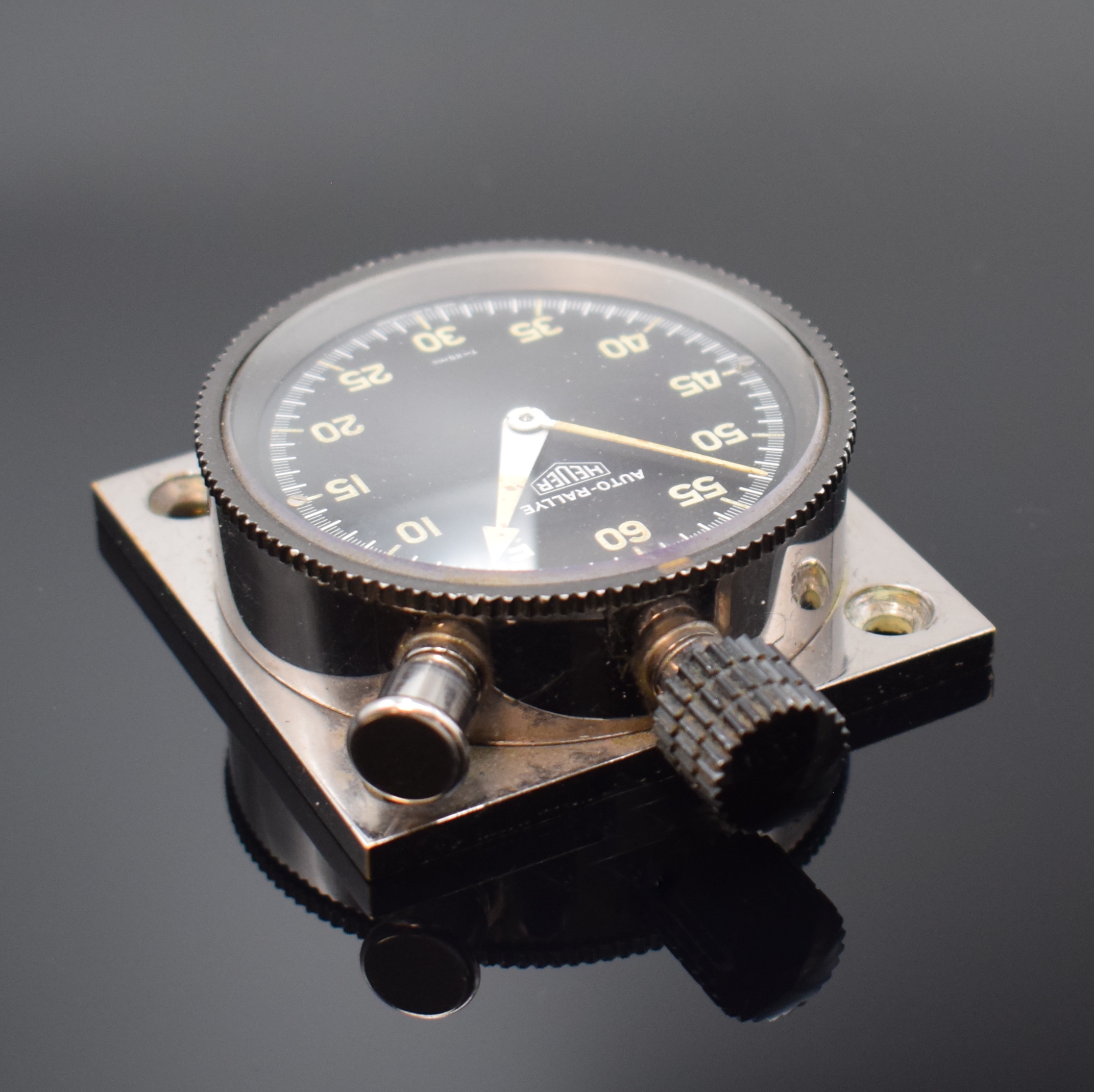 Detail a: HEUER AUTO-RALLYE Dashboard Nr. 50296 Referenz 16.8433, Schweiz um 1960, verchr. Metallgeh. montiert auf quadratischer Metallplatte, schwarze ...