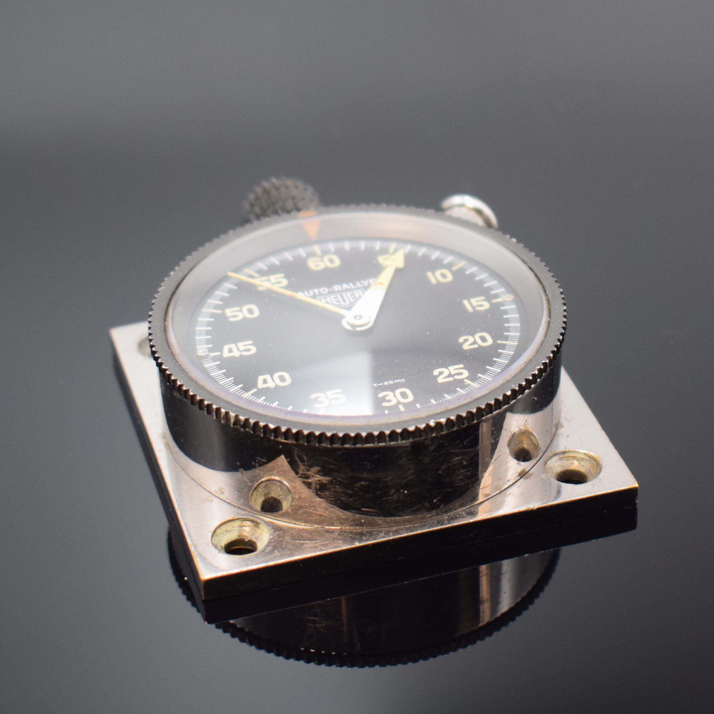 Detail b: HEUER AUTO-RALLYE Dashboard Nr. 50296 Referenz 16.8433, Schweiz um 1960, verchr. Metallgeh. montiert auf quadratischer Metallplatte, schwarze ...