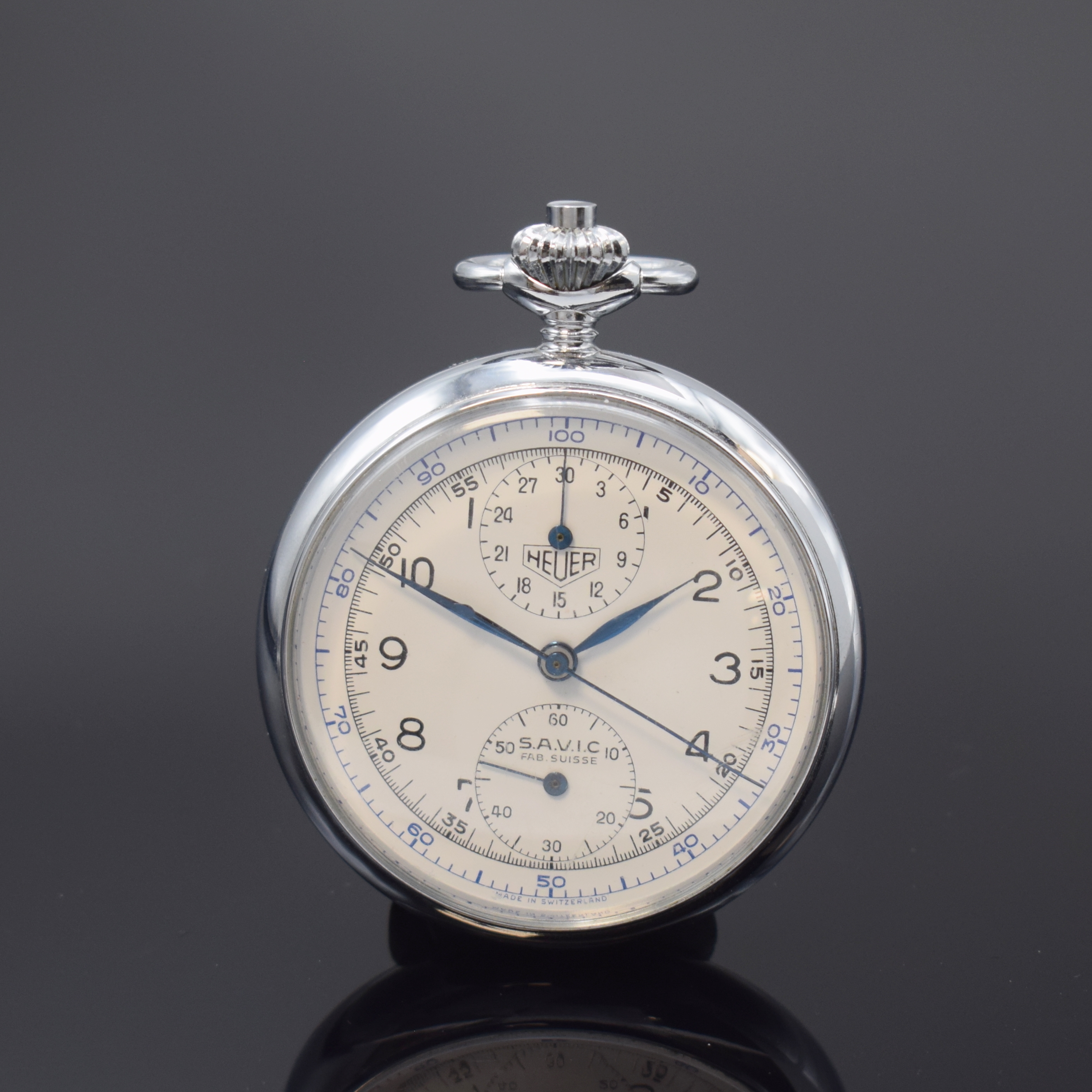 HEUER Taschenuhr-Schaltradchronograph, Handaufzug, Schweiz um 1950, verchr. Metallgeh., Boden, Glasrand und Cuv. aufgedr., emailfarb. Zifferblatt mit ...