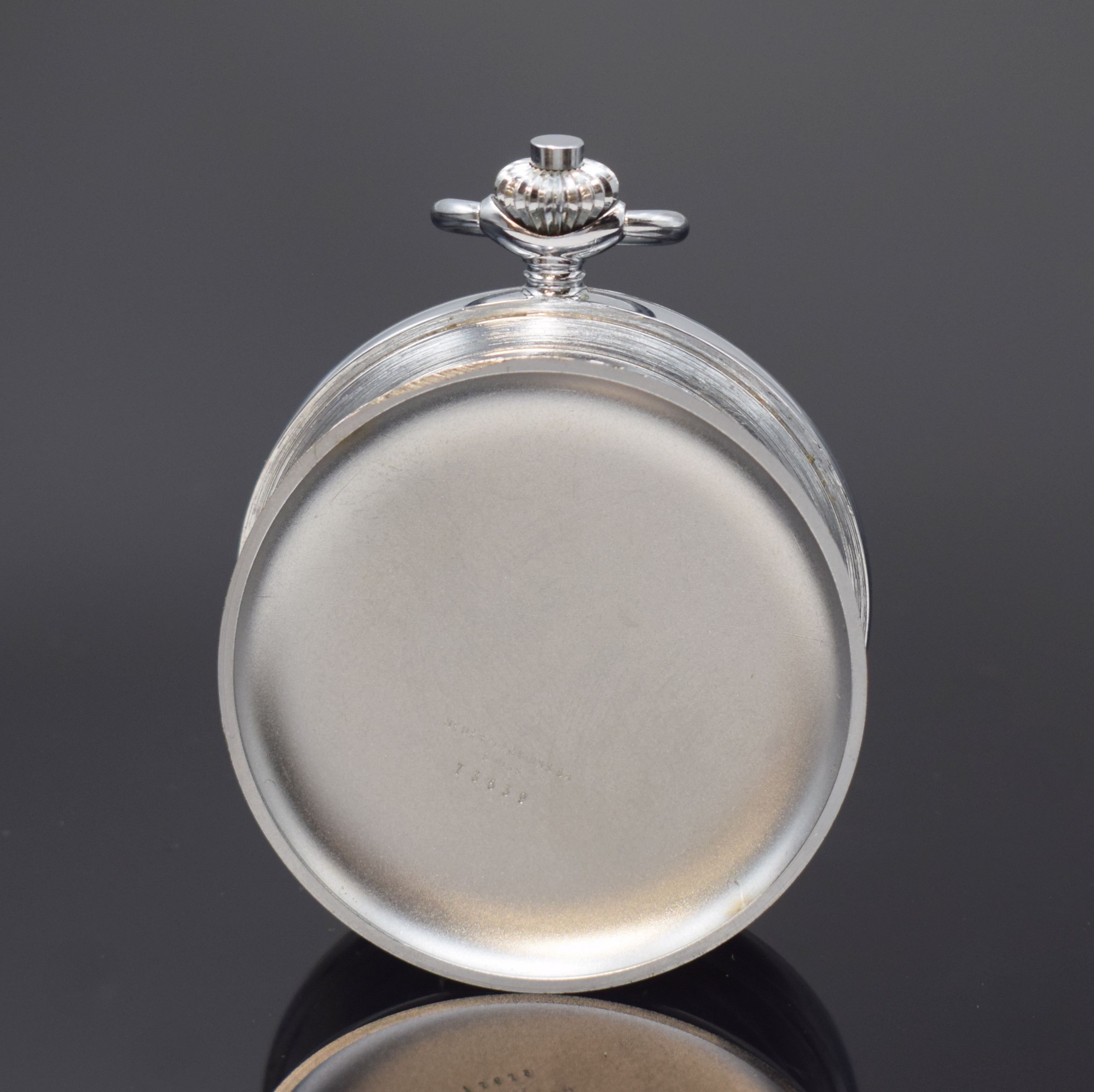 Detail d: HEUER Taschenuhr-Schaltradchronograph, Handaufzug, Schweiz um 1950, verchr. Metallgeh., Boden, Glasrand und Cuv. aufgedr., emailfarb. Zifferblatt mit ...