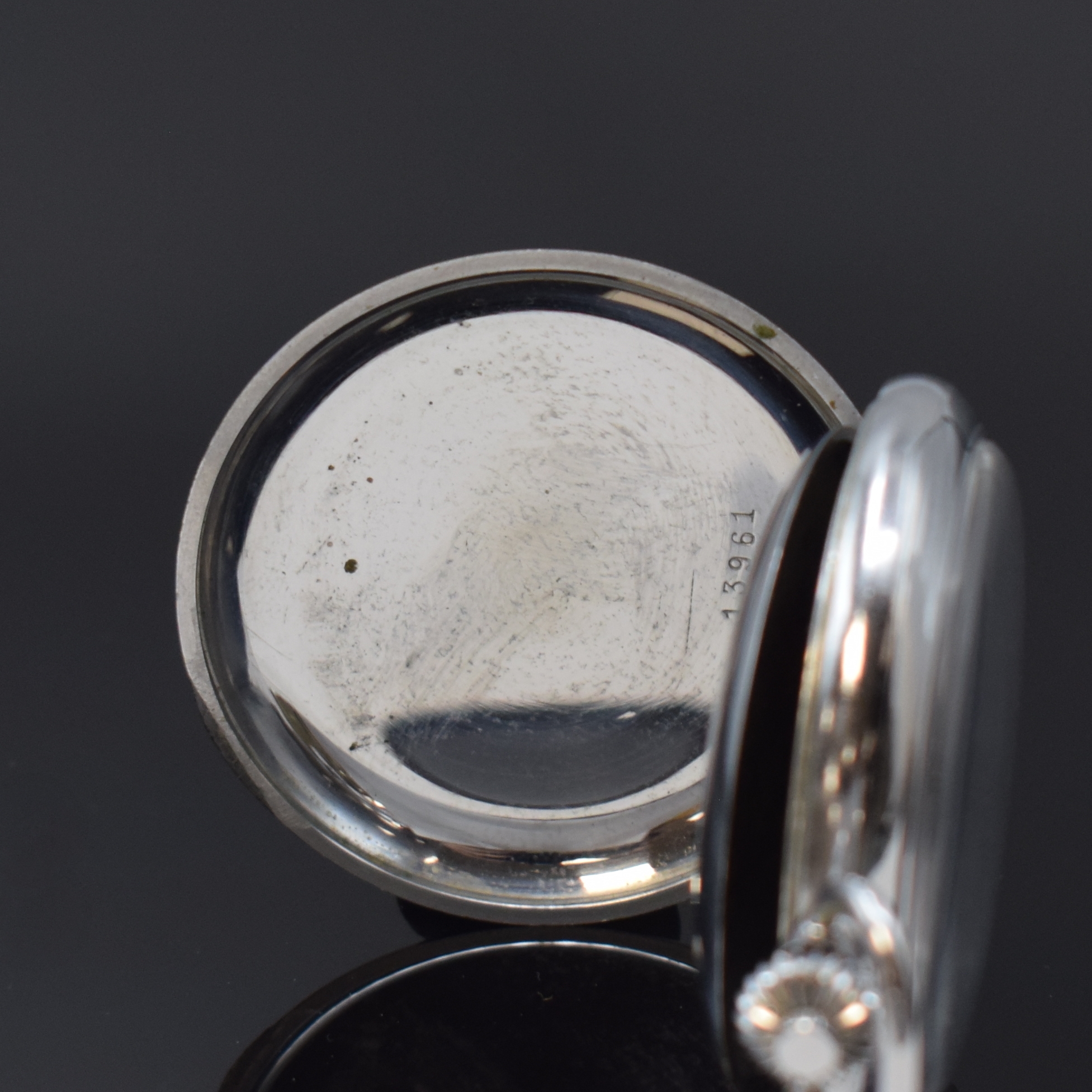 Detail b: HUGEX offene Herrentaschenuhr mit Schaltradchronograph, Schweiz um 1925, verchr. Geh., Emailzifferbl. mit arab. Zahlen und mehrfarbiger Skalierung ...