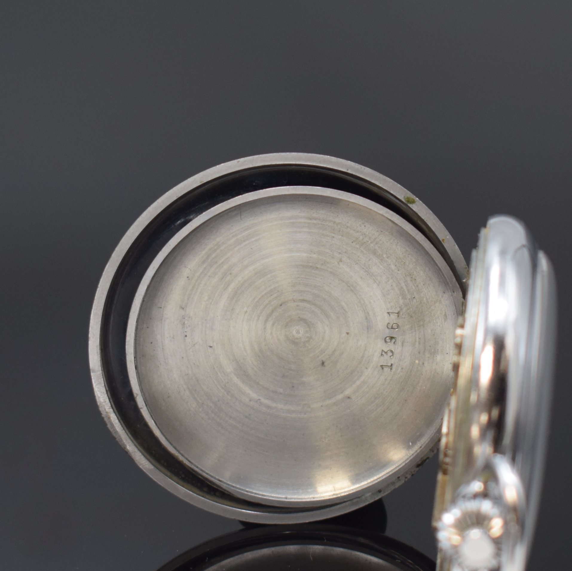 Detail d: HUGEX offene Herrentaschenuhr mit Schaltradchronograph, Schweiz um 1925, verchr. Geh., Emailzifferbl. mit arab. Zahlen und mehrfarbiger Skalierung ...