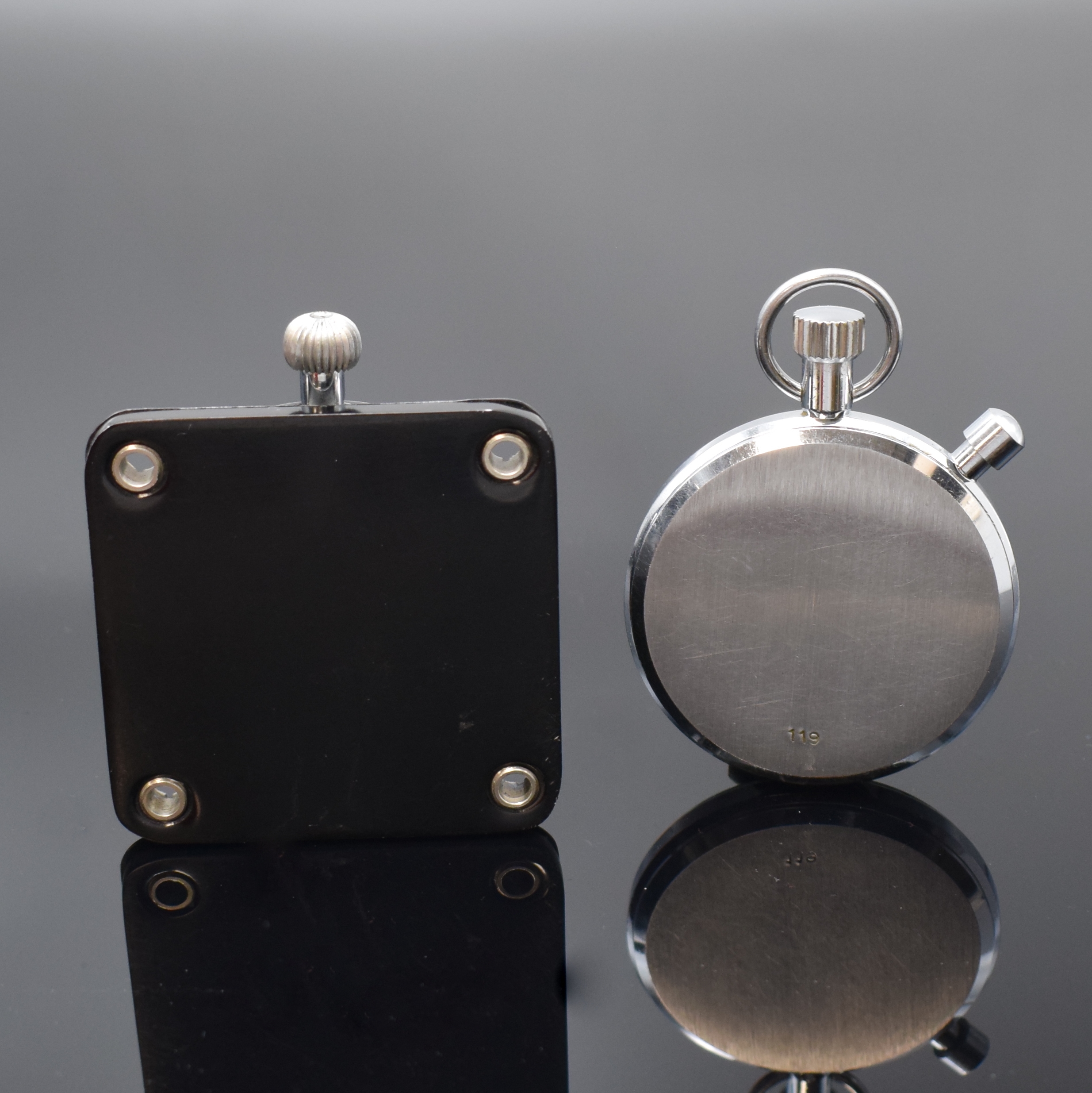 Detail a: BREITLING und AURICOSTE 2 Einhandstoppuhren,Schweiz 1960/70er Jahre, Breitling: verchr. Metallgeh., 60-Sek.- und 30 Min.-Stoppz., Kal. Valjoux 320, ...