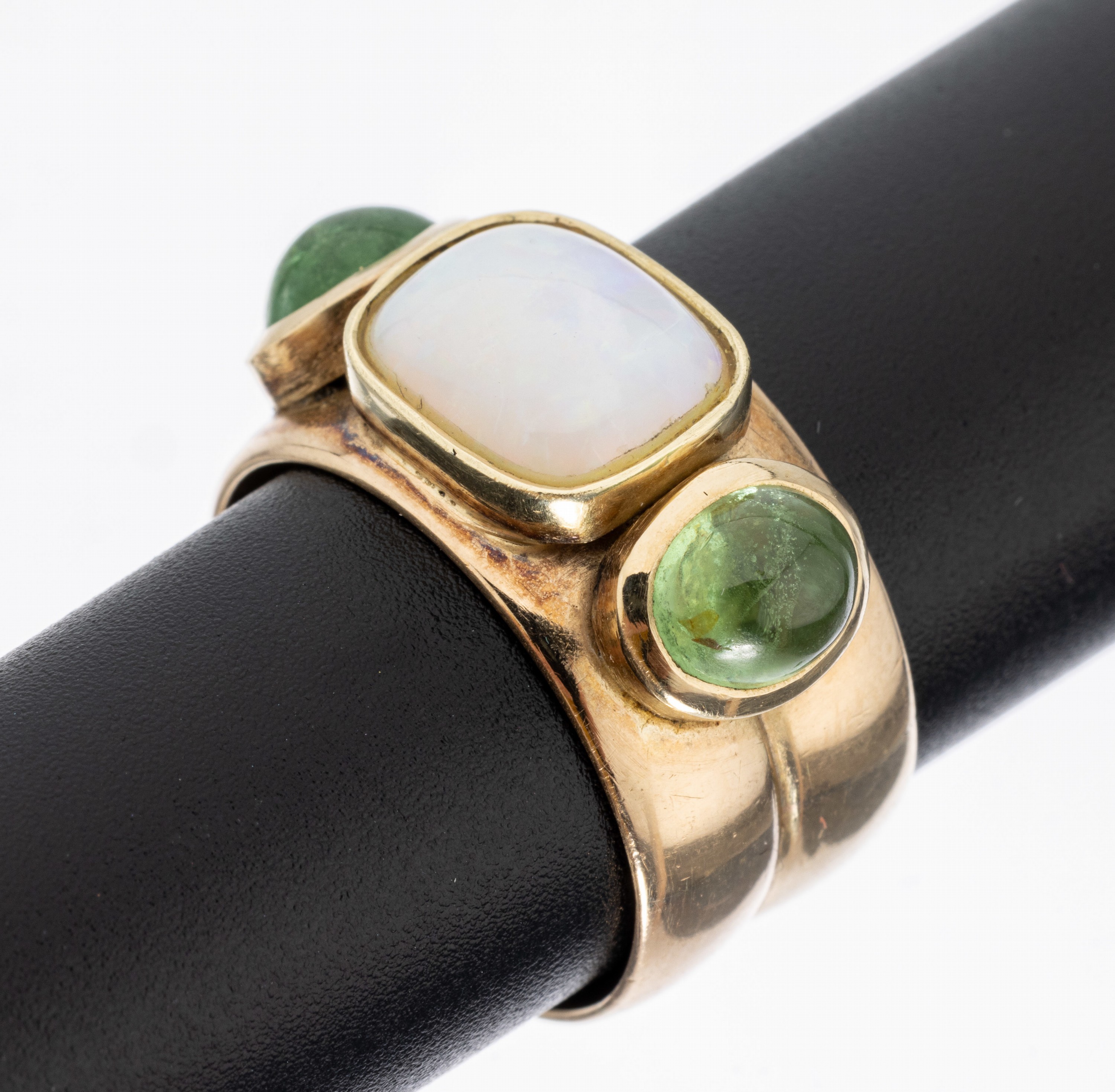 14 kt Gold Opal-Turmalin-Ring, GG 585/000 gepr., Ringschiene aus ehemals 2 Ringen, ovaler Opal-Cabochon ca. 2.0 ct, 2 runde Turmalin-Cabochons zus. ...