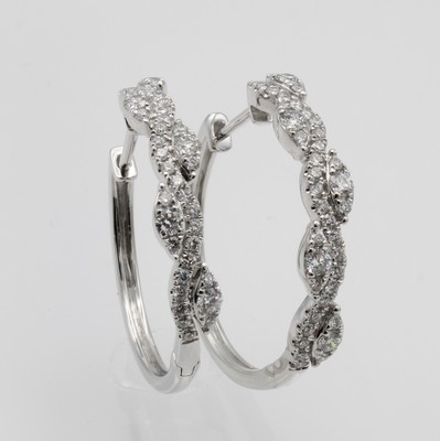 26856143b - Paar Klappcreolen mit Brillanten, WG 750/000, 10 Brill. zus. ca. 0.37 ct u. 70 Brill. ...