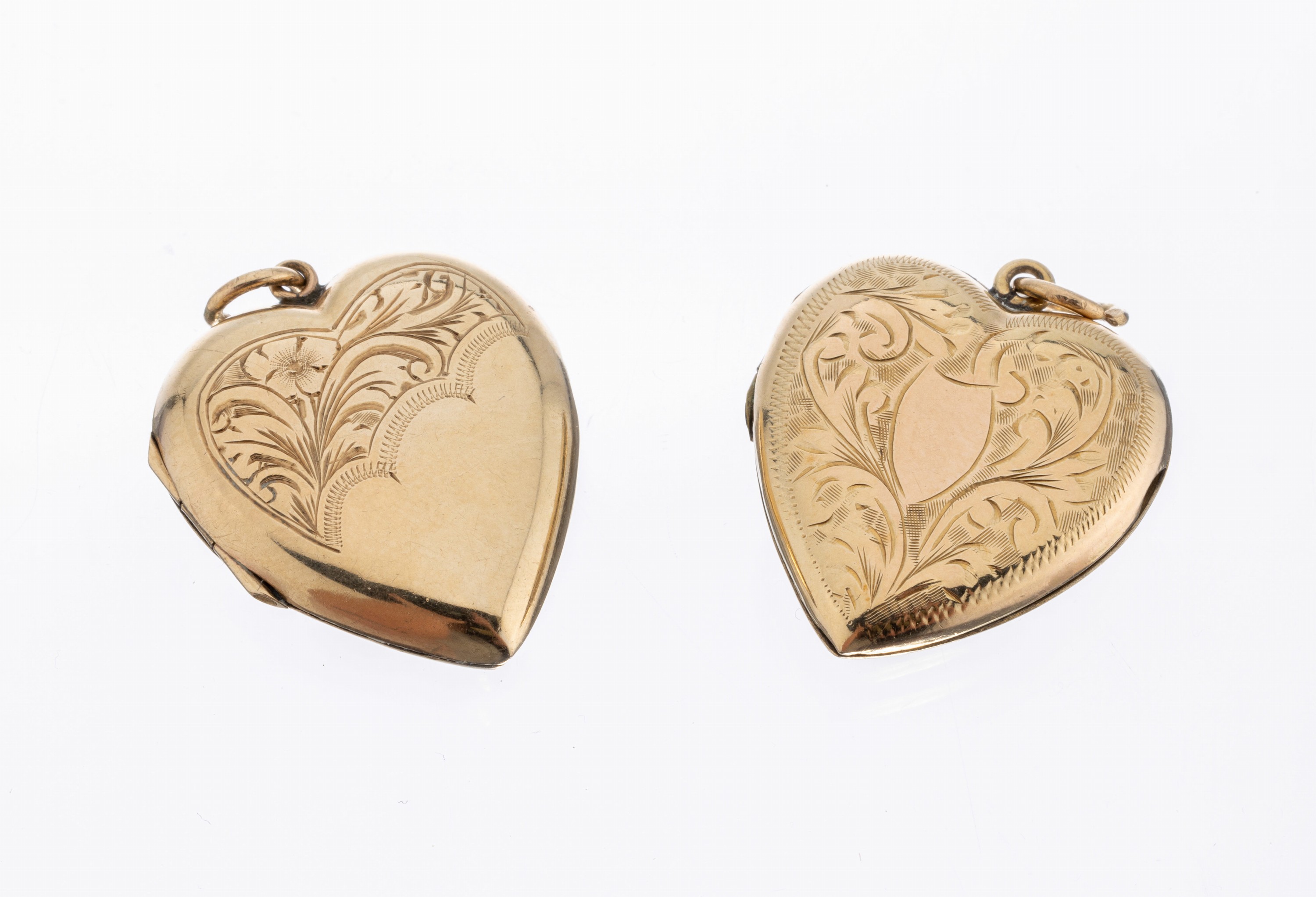 Konvolut 2 9 kt Gold Medaillonanhänger in Herzform, GG 375/000, Vorderseite floral graviert, min. verbeult, für Foto oder Memory Einlage, ca. 8.1 ...