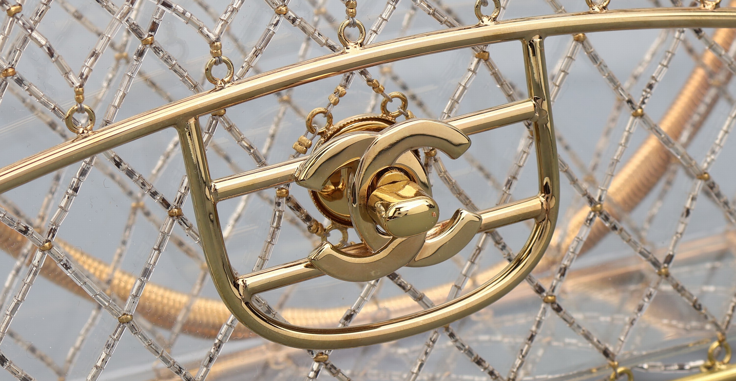 Detail b: CHANEL Cage Flap Bag, Paris 1990er Jahre, Goldfarbene Hardware, gold- und silberfarbenesGeflecht, durchsichtiger Plexiglaseinsatz, Verschluß mit ...