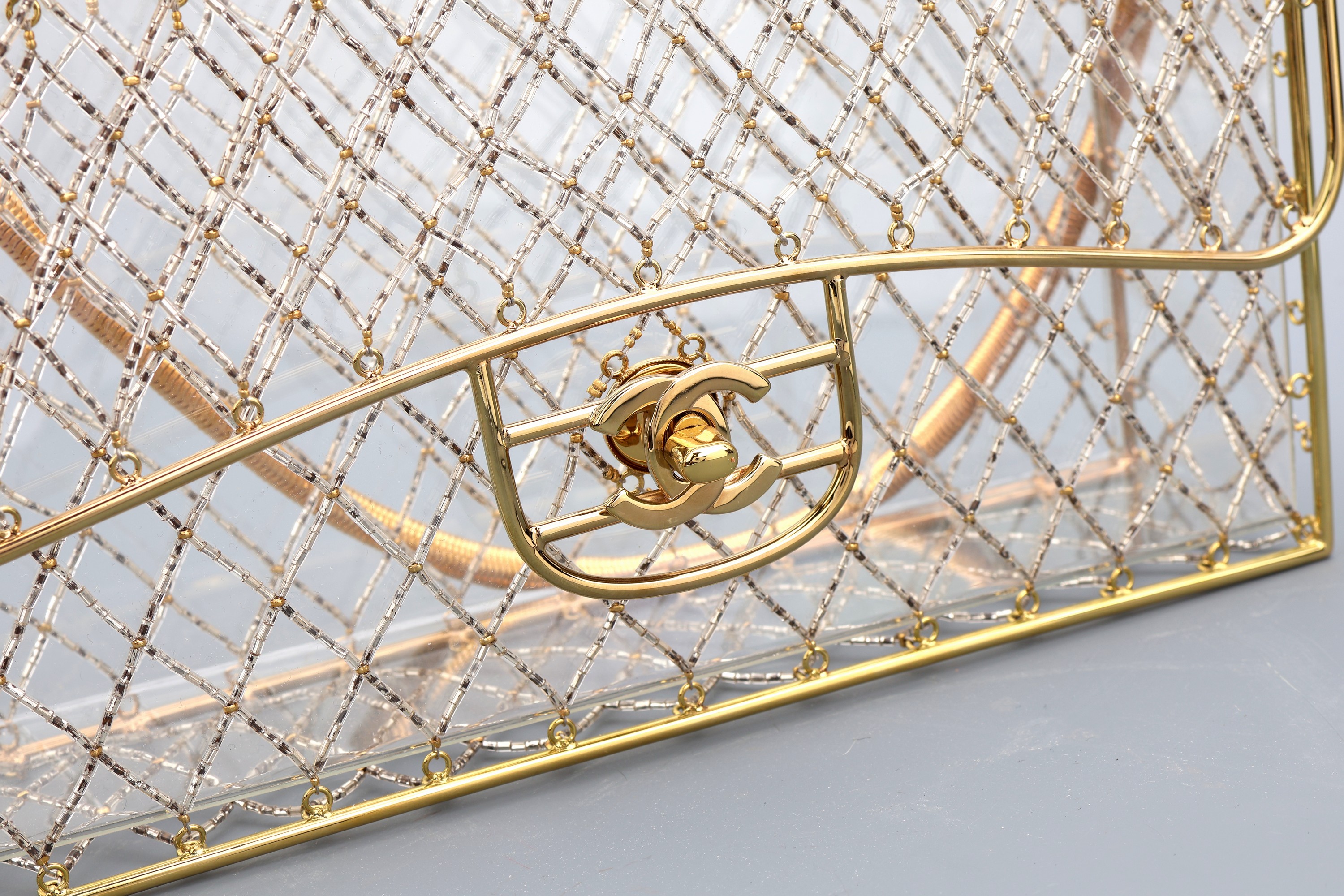Detail c: CHANEL Cage Flap Bag, Paris 1990er Jahre, Goldfarbene Hardware, gold- und silberfarbenesGeflecht, durchsichtiger Plexiglaseinsatz, Verschluß mit ...