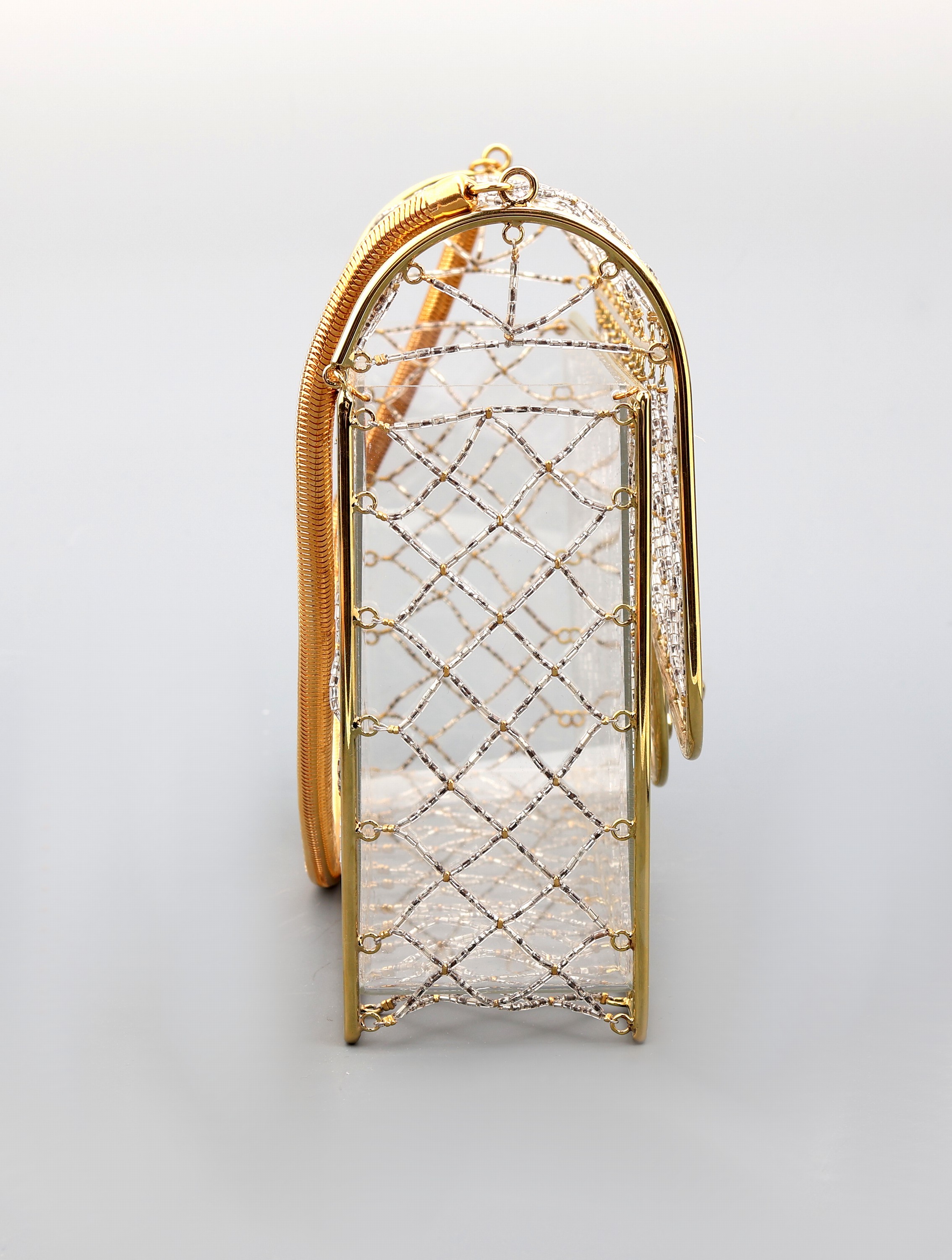 Detail d: CHANEL Cage Flap Bag, Paris 1990er Jahre, Goldfarbene Hardware, gold- und silberfarbenesGeflecht, durchsichtiger Plexiglaseinsatz, Verschluß mit ...