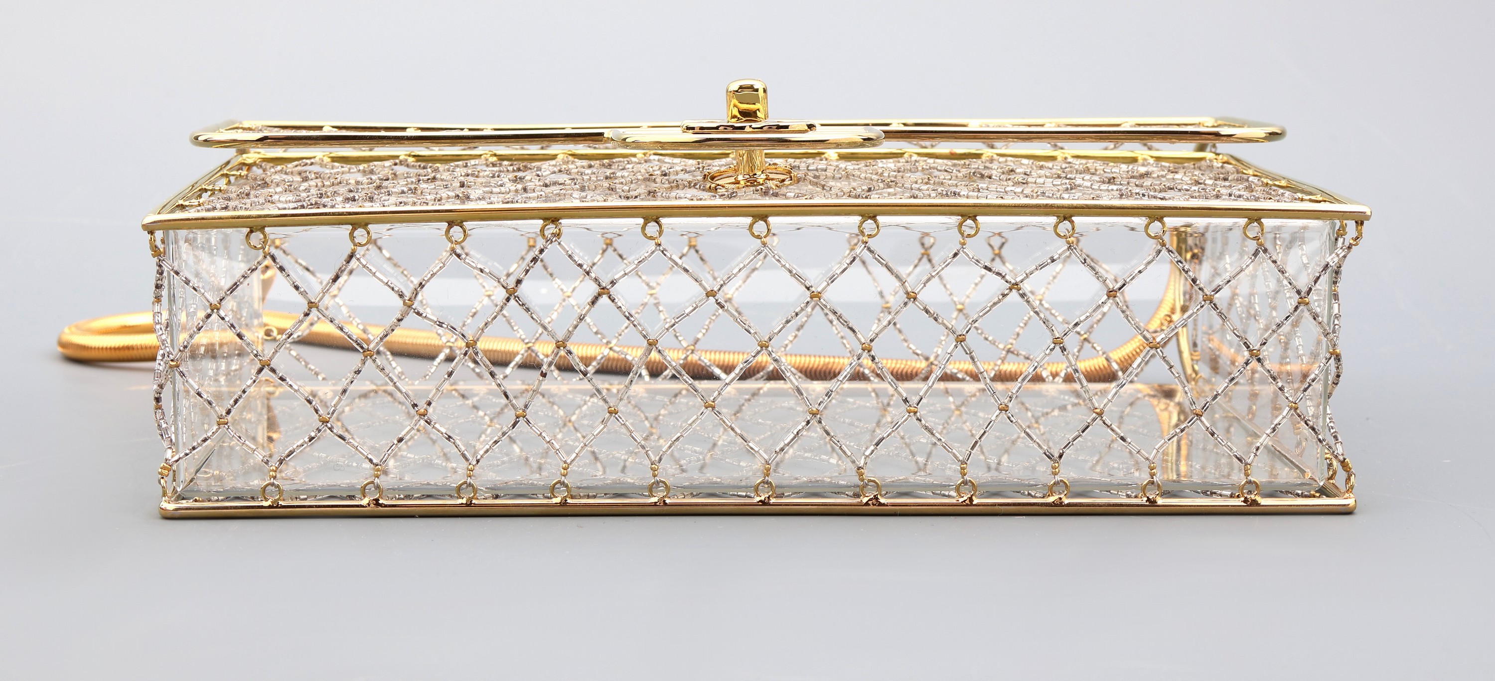 Detail e: CHANEL Cage Flap Bag, Paris 1990er Jahre, Goldfarbene Hardware, gold- und silberfarbenesGeflecht, durchsichtiger Plexiglaseinsatz, Verschluß mit ...