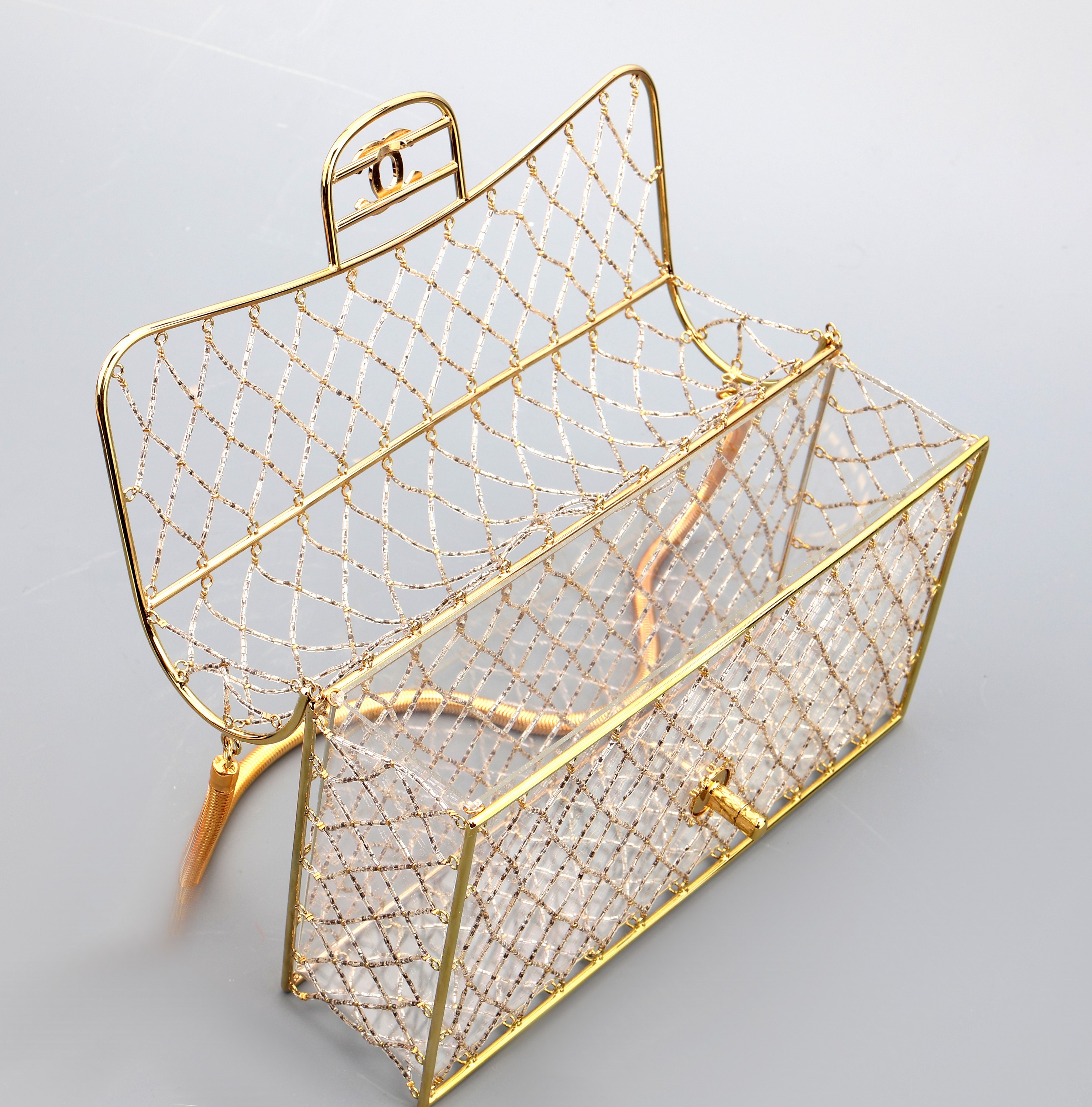 Detail f: CHANEL Cage Flap Bag, Paris 1990er Jahre, Goldfarbene Hardware, gold- und silberfarbenesGeflecht, durchsichtiger Plexiglaseinsatz, Verschluß mit ...
