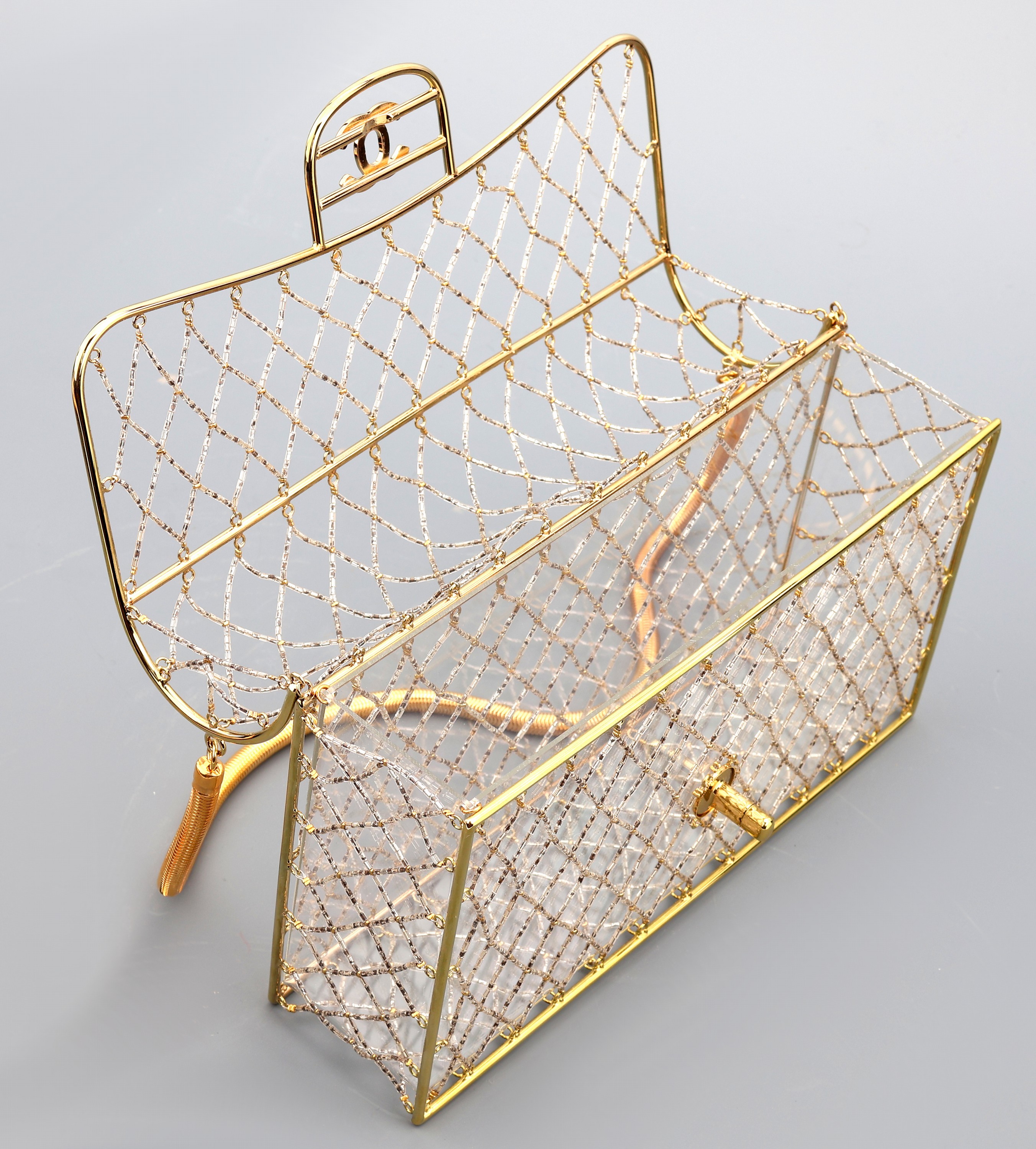 Detail g: CHANEL Cage Flap Bag, Paris 1990er Jahre, Goldfarbene Hardware, gold- und silberfarbenesGeflecht, durchsichtiger Plexiglaseinsatz, Verschluß mit ...