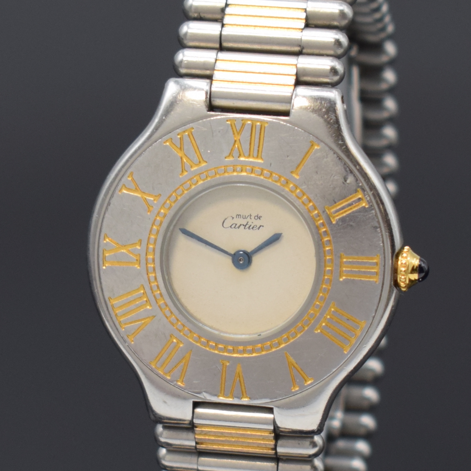 Detail a: CARTIER Linie 21 Armbanduhr, Schweiz um 1990, quarz, z. T. verg. Edelstahlgeh. inkl. orig. Gliederband m. dopp. Faltschl., Boden 6-fach verschr., ...