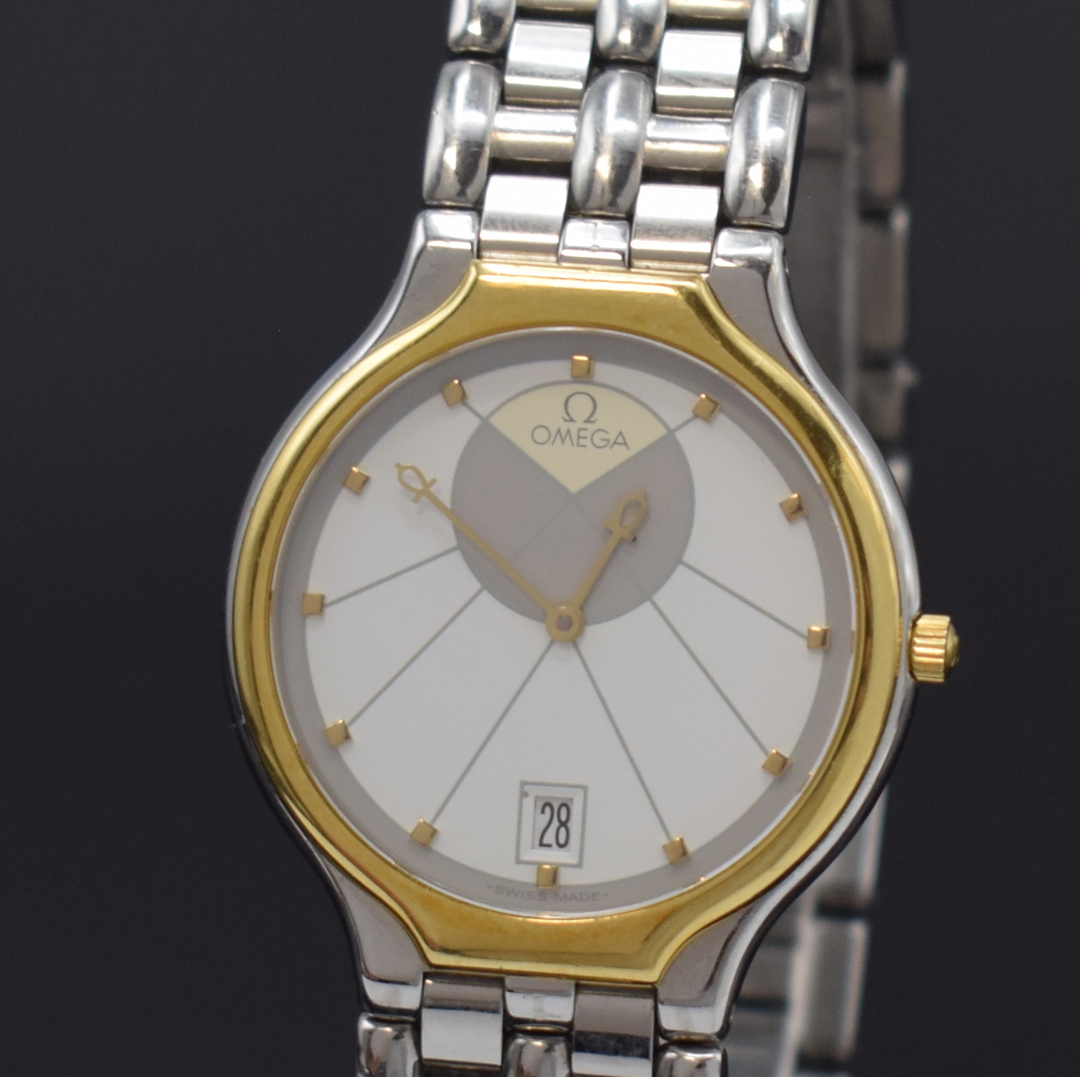 Detail a: OMEGA De Ville Armbanduhr in Stahl/Gold Referenz 196.0316, Schweiz um 2000, quarz, Boden aufgedr., orig. Gliederband m. Faltschl., weißes Zifferbl. ...