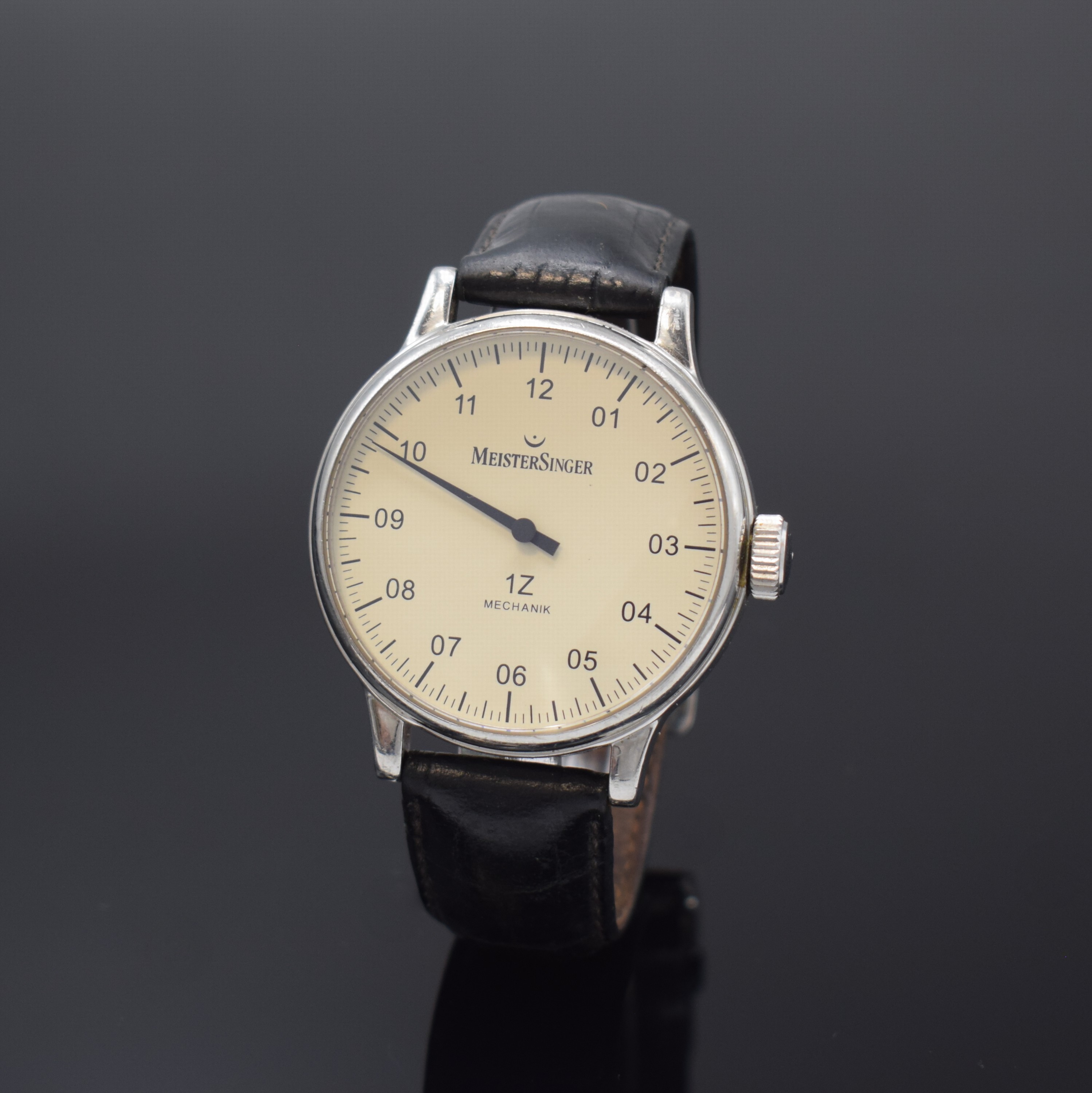 MEISTERSINGER Herrenarmbanduhr 1Z, Schweiz um 2005, Handaufzug, beids. vergl. Edelstahlgeh. inkl. Lederband (zu ers.) m. orig. Dornschl., Boden ...