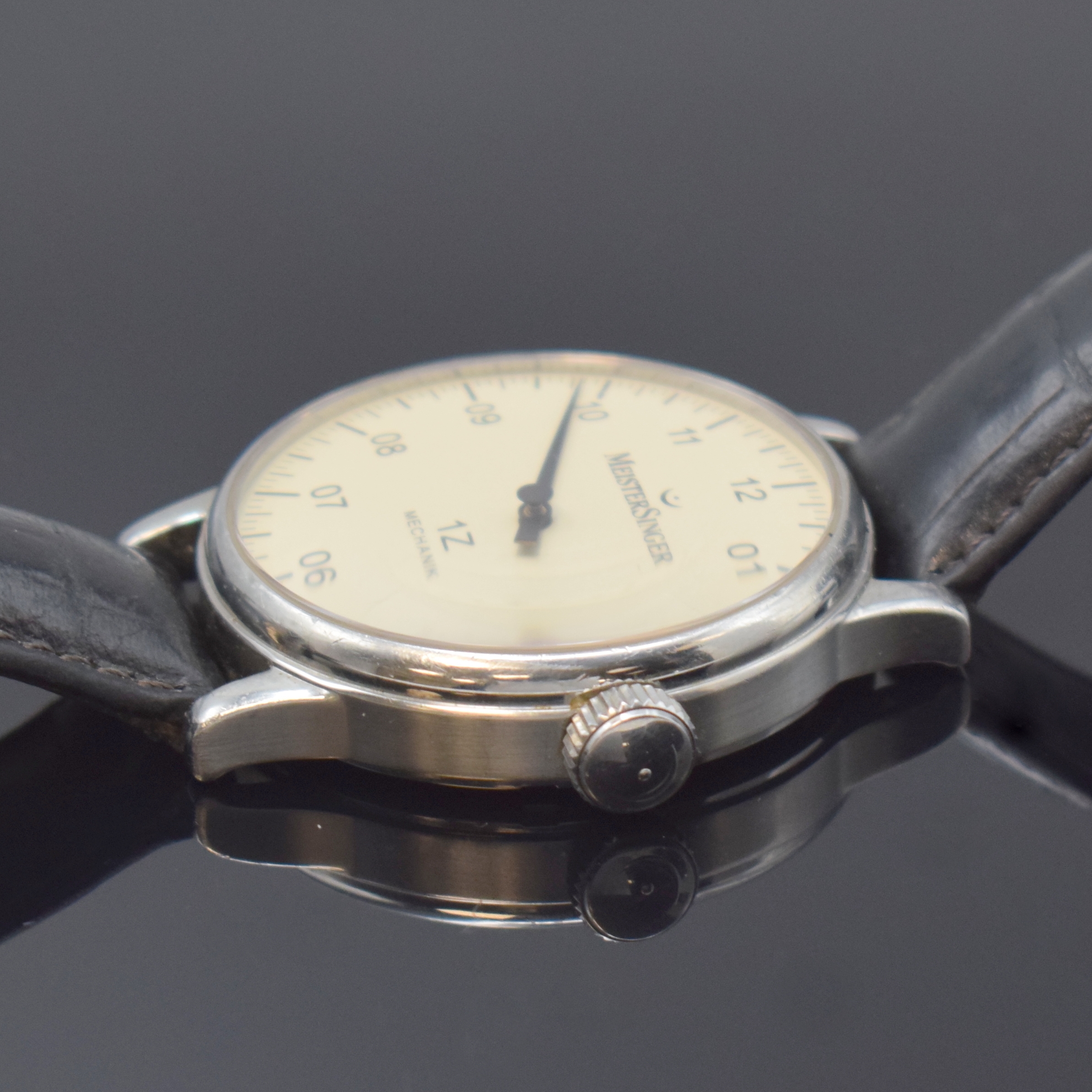 Detail c: MEISTERSINGER Herrenarmbanduhr 1Z, Schweiz um 2005, Handaufzug, beids. vergl. Edelstahlgeh. inkl. Lederband (zu ers.) m. orig. Dornschl., Boden ...