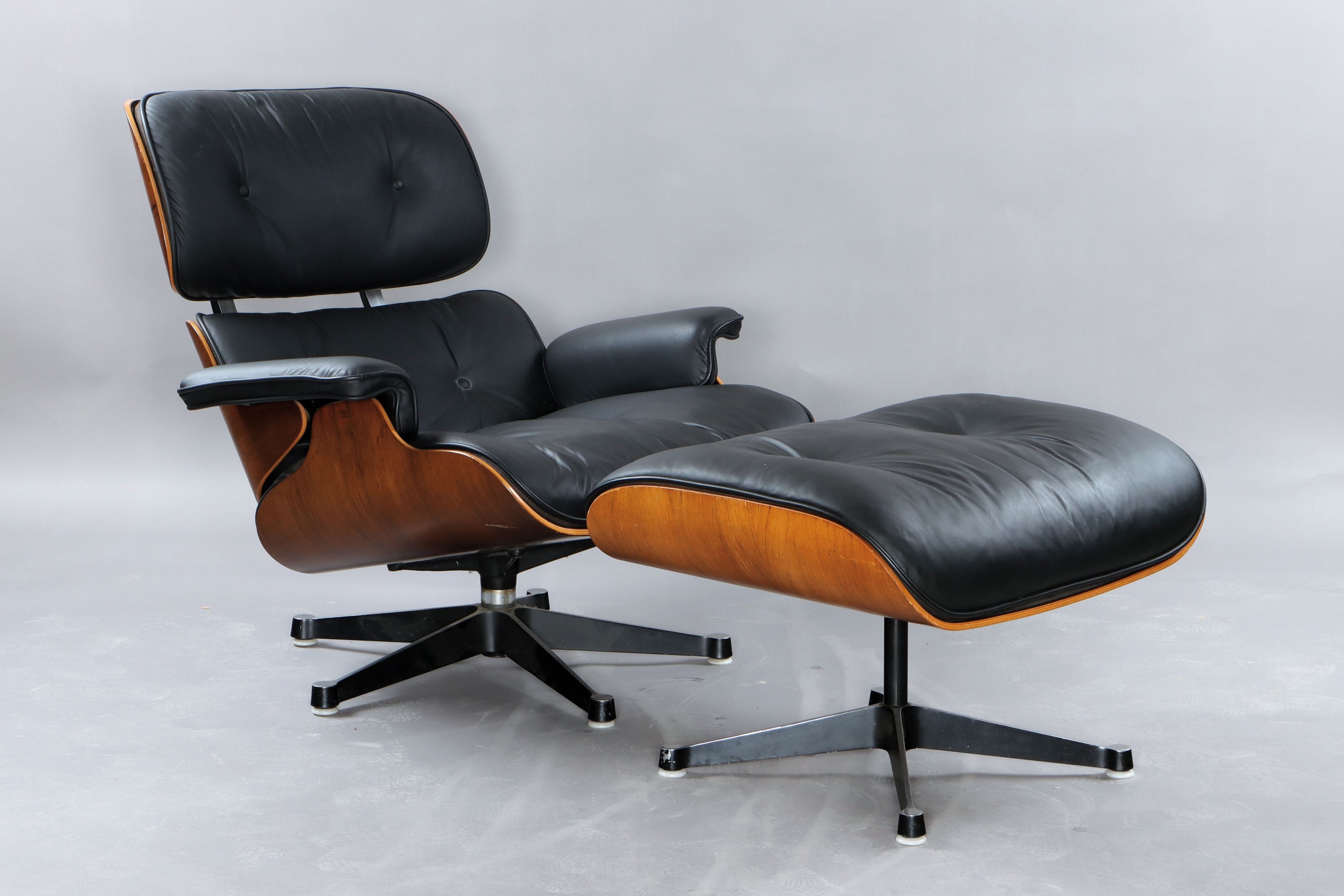 Lounge Chair mit Ottomane, Entwurf Charles und Ray Eames, Ausführung Vitra, Entwurf von 1956, Polsterung im schwarzen Leder, diese vor 10 Jahren ...