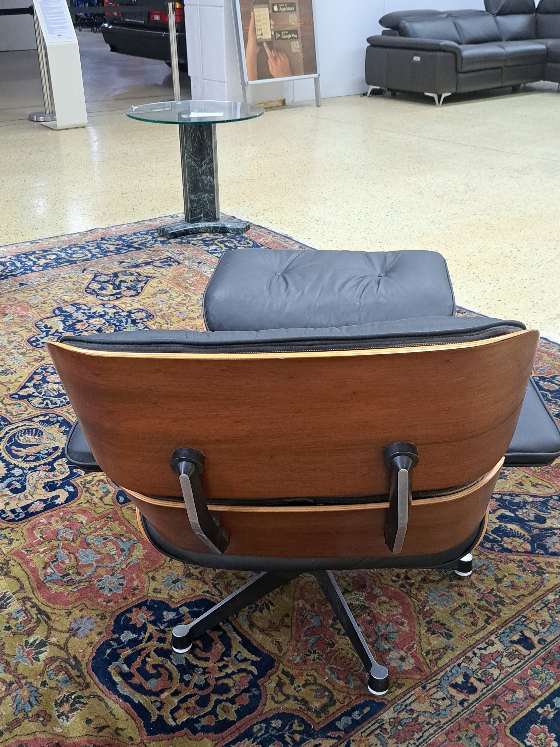Detail e: Lounge Chair mit Ottomane, Entwurf Charles und Ray Eames, Ausführung Vitra, Entwurf von 1956, Polsterung im schwarzen Leder, diese vor 10 Jahren ...