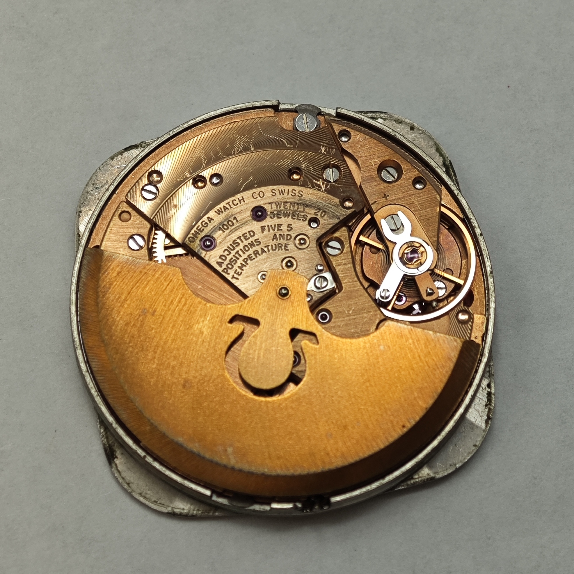 Detail e: OMEGA Constellation Chronometer Referenz 168.047 in Stahl, Schweiz um 1969, Automatik, 4-fach verschr. Geh., integr. orig. Band Ref. 1116, Boden m. ...