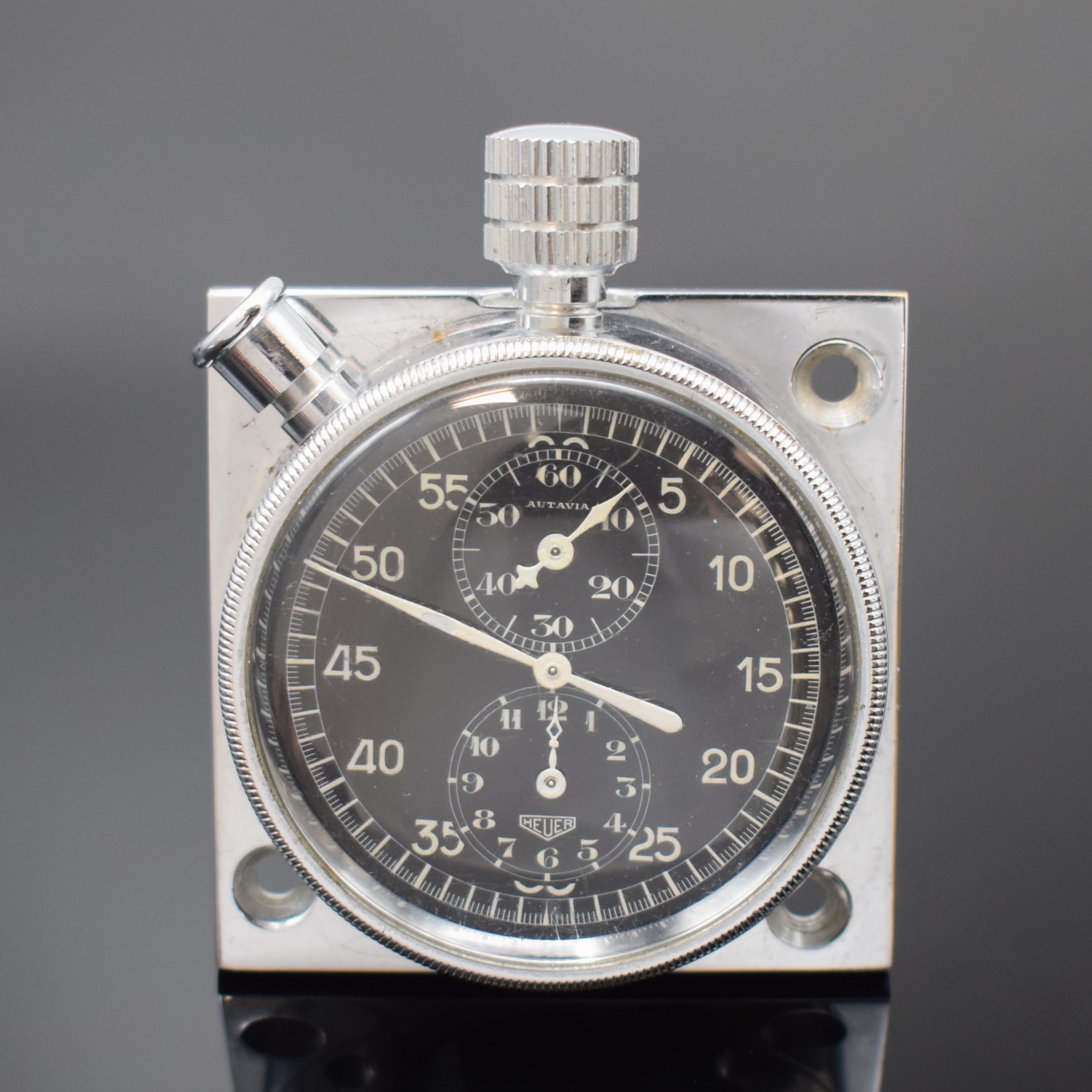 HEUER Autavia Dashboard / Einbaustoppuhr für Automobile und die Luftfahrt, Schweiz um 1940, verchr. Messinggeh., Mineralglas verschr., Bodenplatte ...
