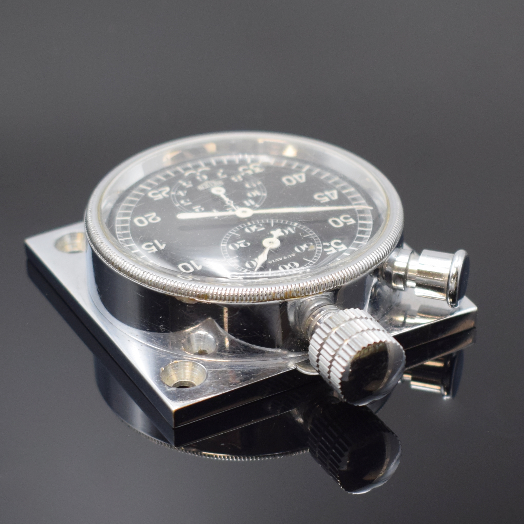 Detail a: HEUER Autavia Dashboard / Einbaustoppuhr für Automobile und die Luftfahrt, Schweiz um 1940, verchr. Messinggeh., Mineralglas verschr., Bodenplatte ...