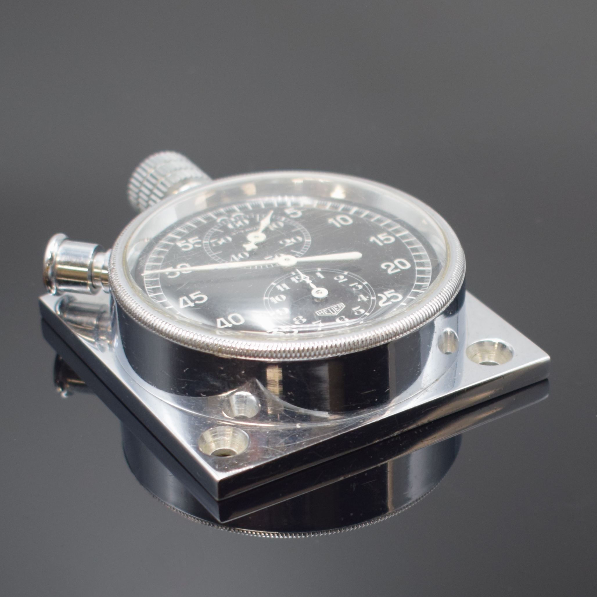 Detail b: HEUER Autavia Dashboard / Einbaustoppuhr für Automobile und die Luftfahrt, Schweiz um 1940, verchr. Messinggeh., Mineralglas verschr., Bodenplatte ...