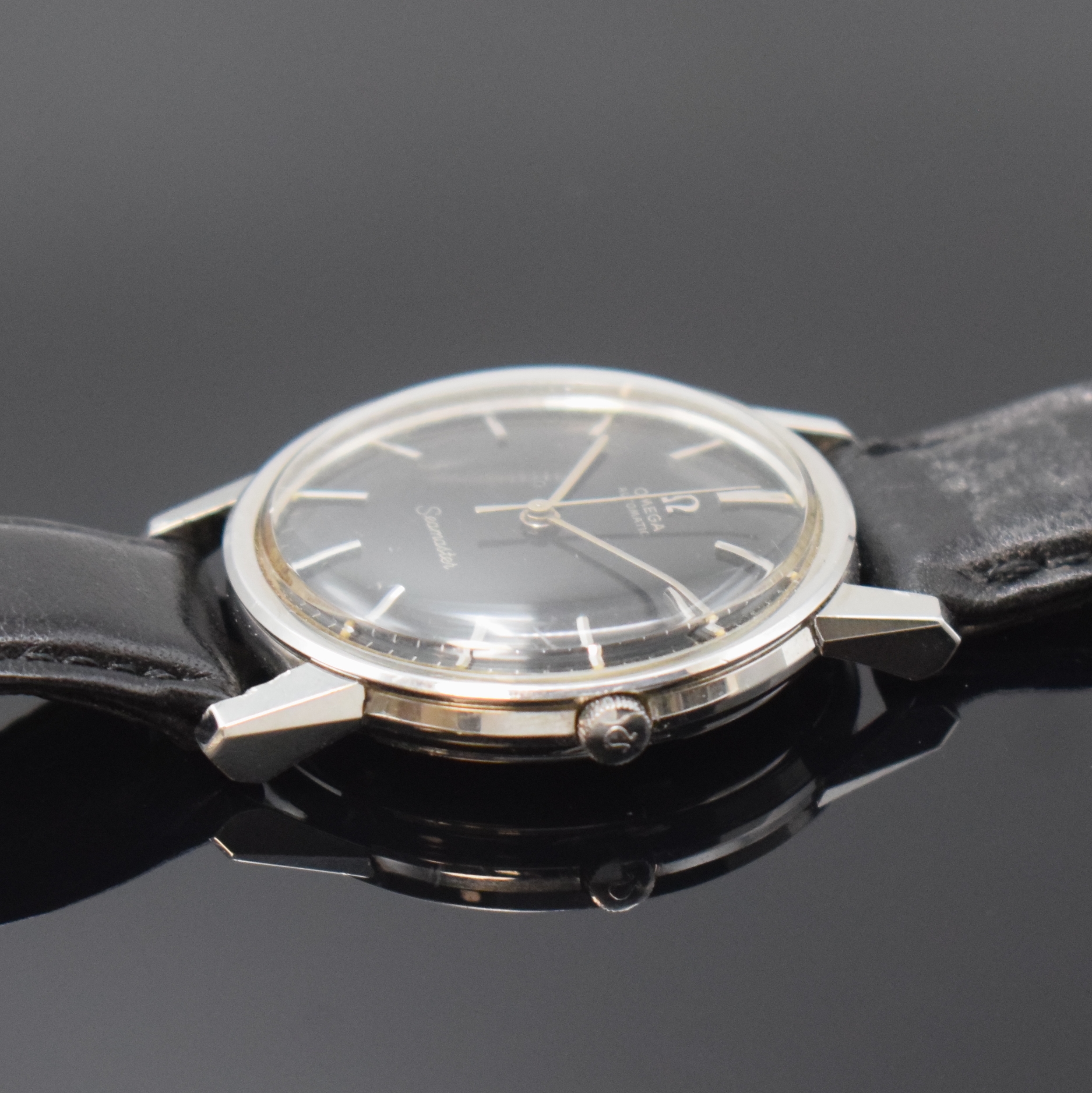 Detail c: OMEGA Seamaster Herrenarmbanduhr in Stahl Referenz 165.003, Schweiz um 1963, Automatik, Lederband m. orig. Dornschl., Boden m. Seepferdchenlogo ...