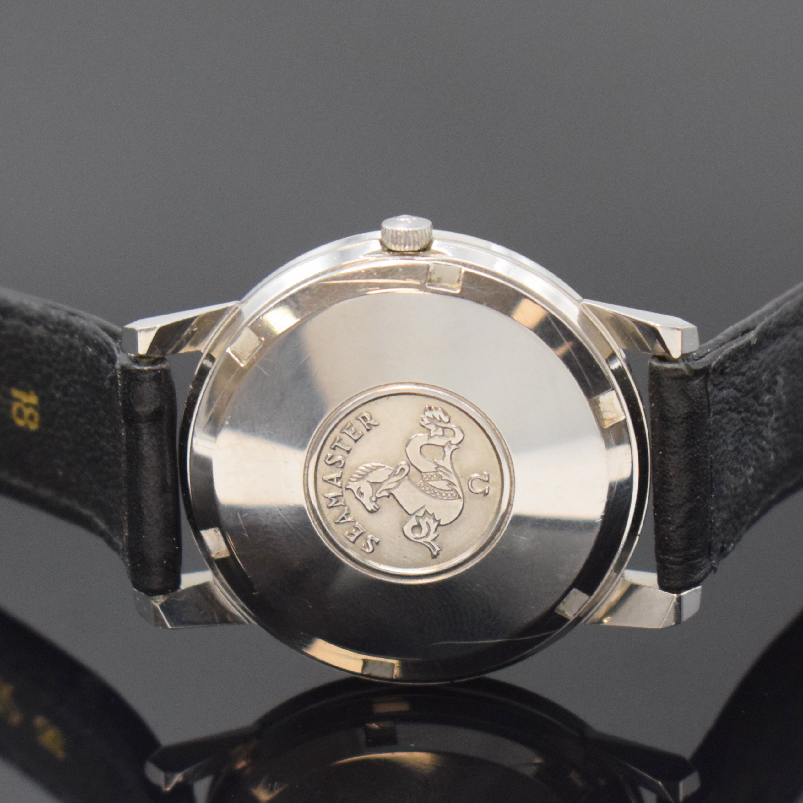 Detail d: OMEGA Seamaster Herrenarmbanduhr in Stahl Referenz 165.003, Schweiz um 1963, Automatik, Lederband m. orig. Dornschl., Boden m. Seepferdchenlogo ...
