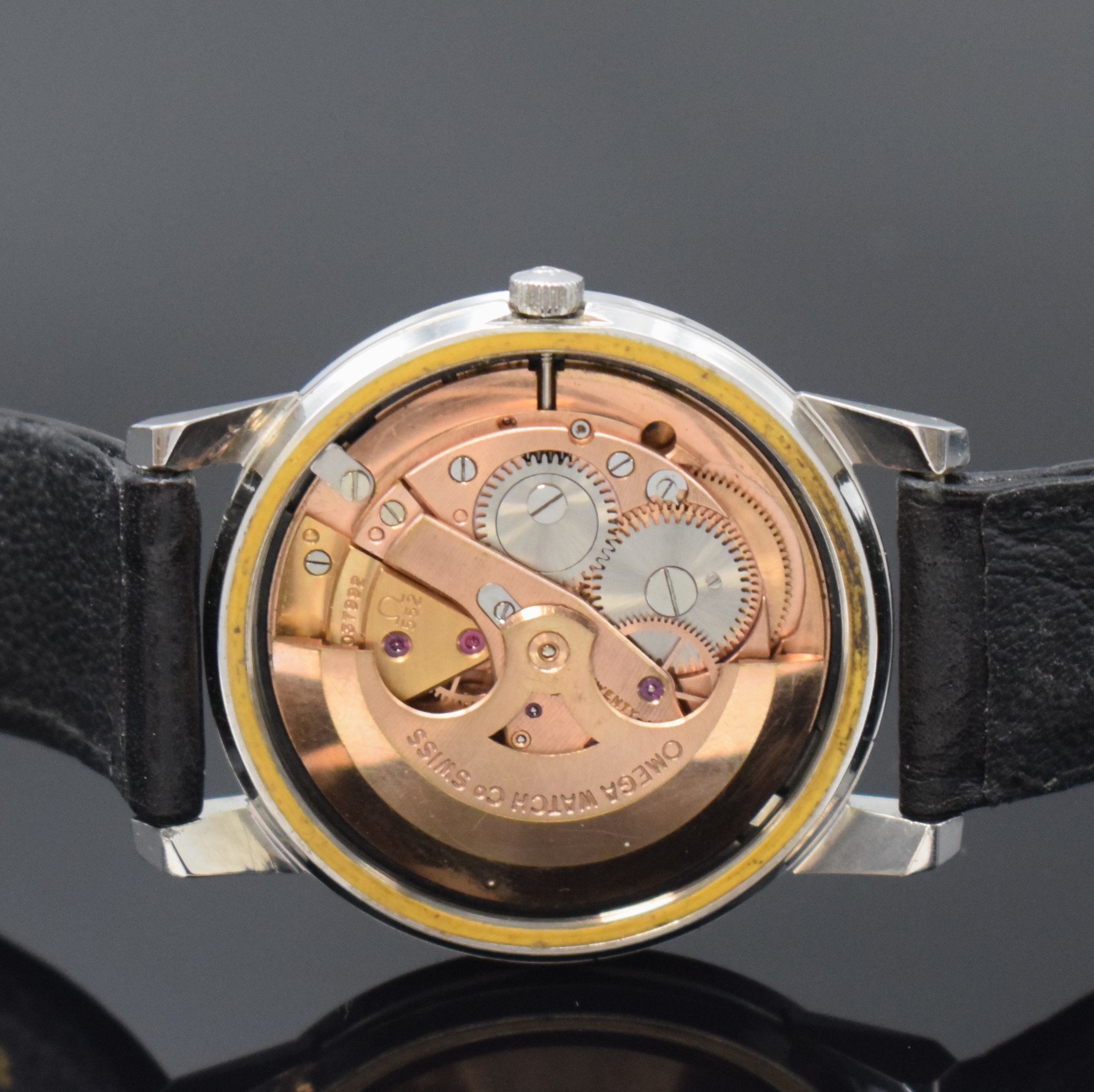 Detail e: OMEGA Seamaster Herrenarmbanduhr in Stahl Referenz 165.003, Schweiz um 1963, Automatik, Lederband m. orig. Dornschl., Boden m. Seepferdchenlogo ...