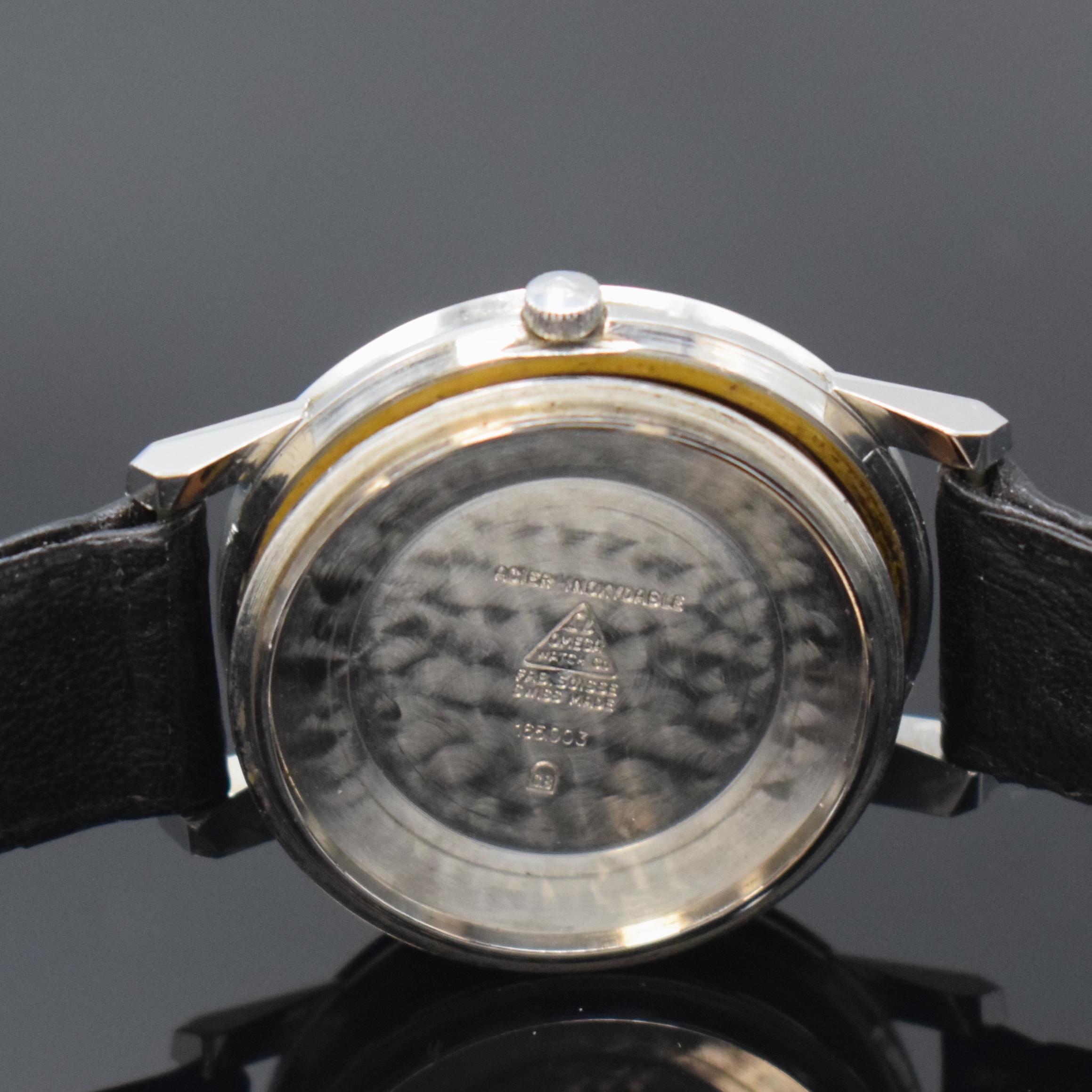 Detail g: OMEGA Seamaster Herrenarmbanduhr in Stahl Referenz 165.003, Schweiz um 1963, Automatik, Lederband m. orig. Dornschl., Boden m. Seepferdchenlogo ...