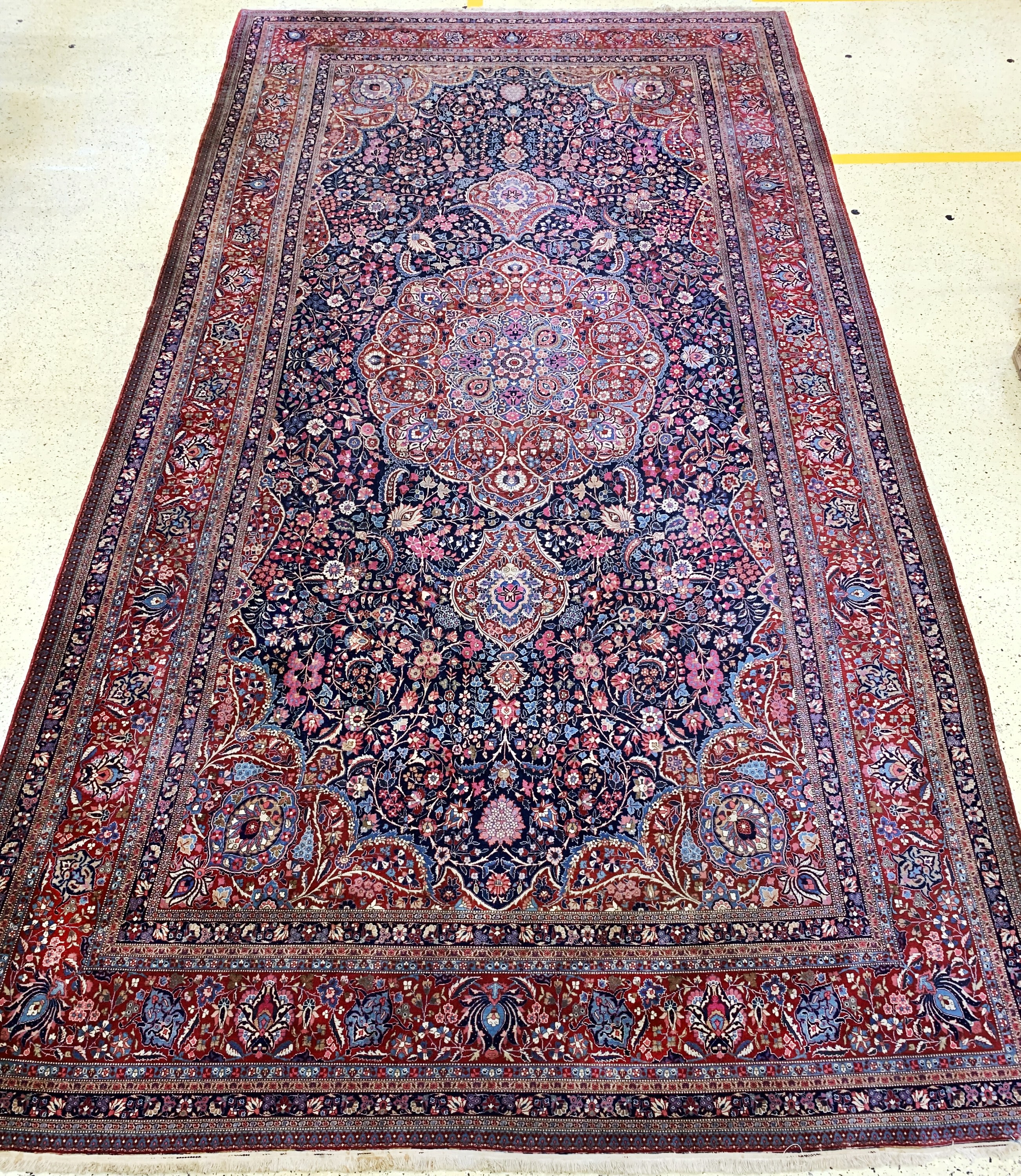 Täbriz"Palastteppich", Persien, Anfang 20.Jhd, Wolle auf Baumwolle, ca. 682 x 365 cm,EHZ: 2-3, (Eck leicht beschädigt)