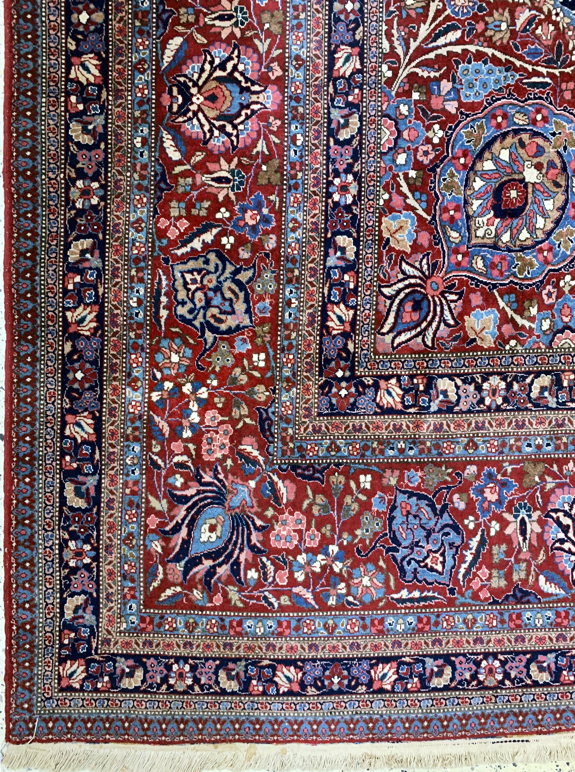 Detail b: Täbriz"Palastteppich", Persien, Anfang 20.Jhd, Wolle auf Baumwolle, ca. 682 x 365 cm,EHZ: 2-3, (Eck leicht beschädigt)