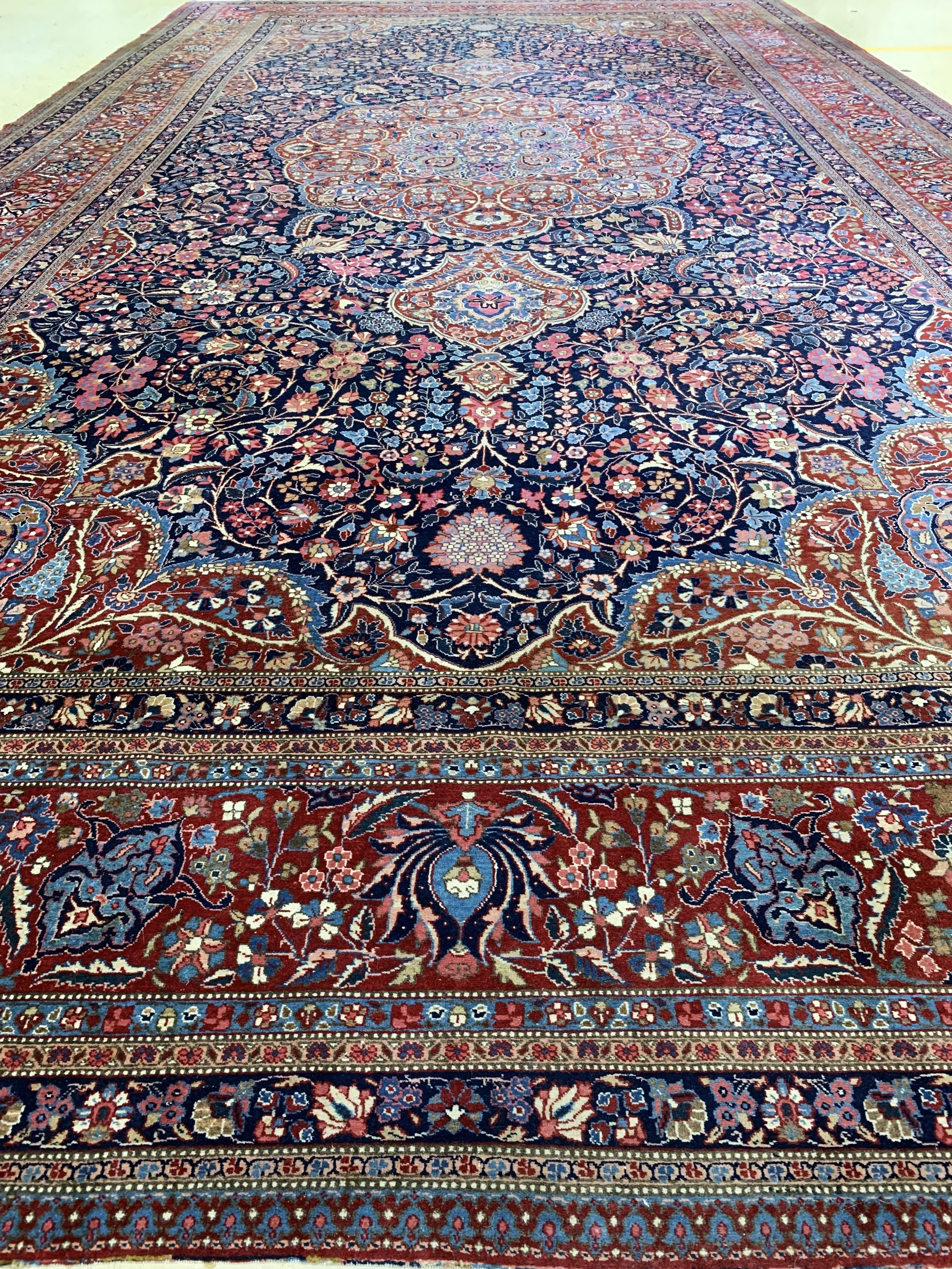 Detail h: Täbriz"Palastteppich", Persien, Anfang 20.Jhd, Wolle auf Baumwolle, ca. 682 x 365 cm,EHZ: 2-3, (Eck leicht beschädigt)