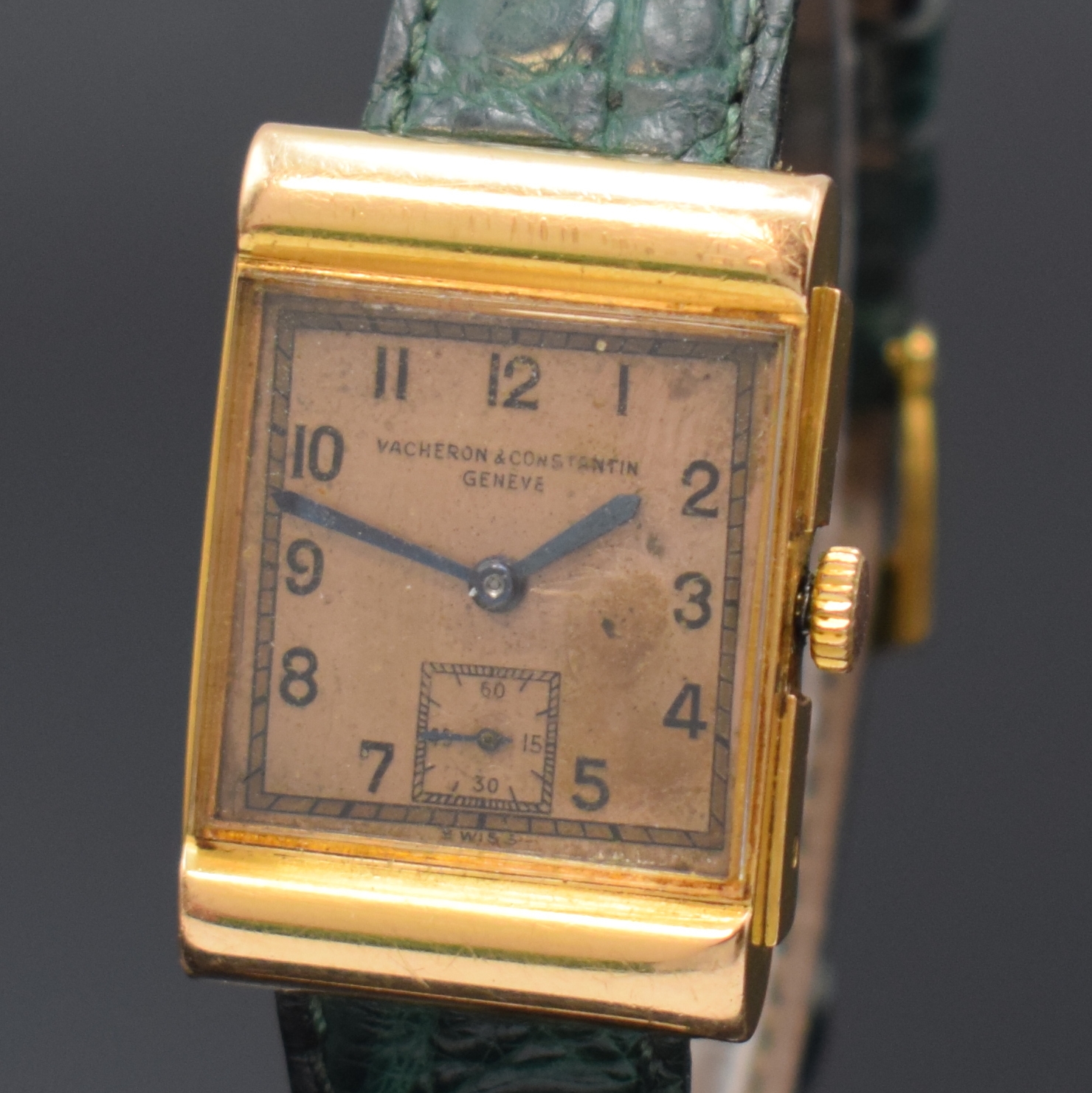 Detail a: VACHERON & CONSTANTIN Geneve seltene, rechteckige Armbanduhr in RG 750/000, Handaufzug, Schweiz um 1937, 2-teil. Geh., Boden aufgedr., verd. ...