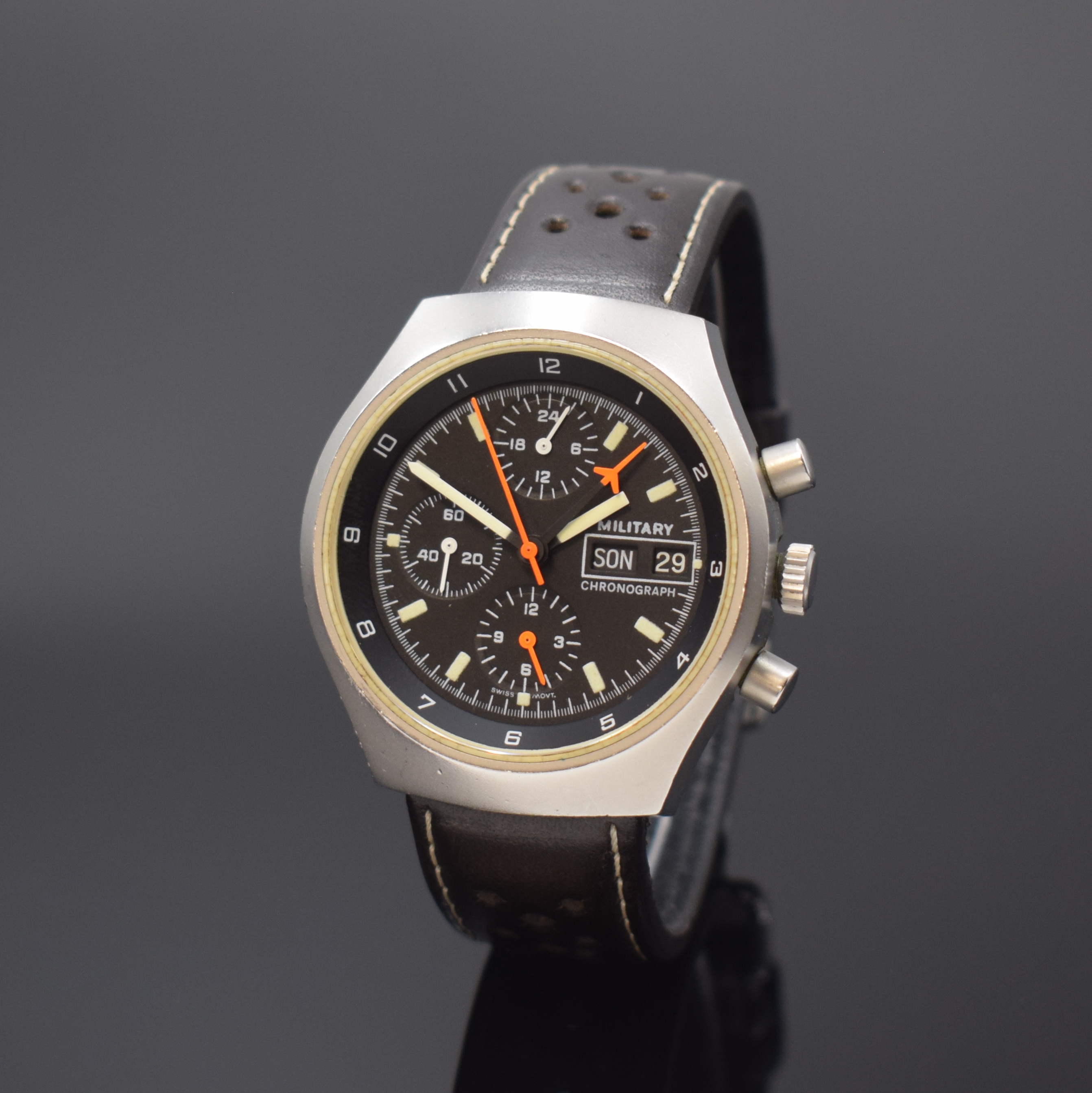 ARCTOS Fliegerchronograph der Bundeswehr 6645 -12-194-8642, Schweiz um 1982, Automatik, verschr. Stahlgeh. m. rückseitiger Militärgrav. an neutr. ...