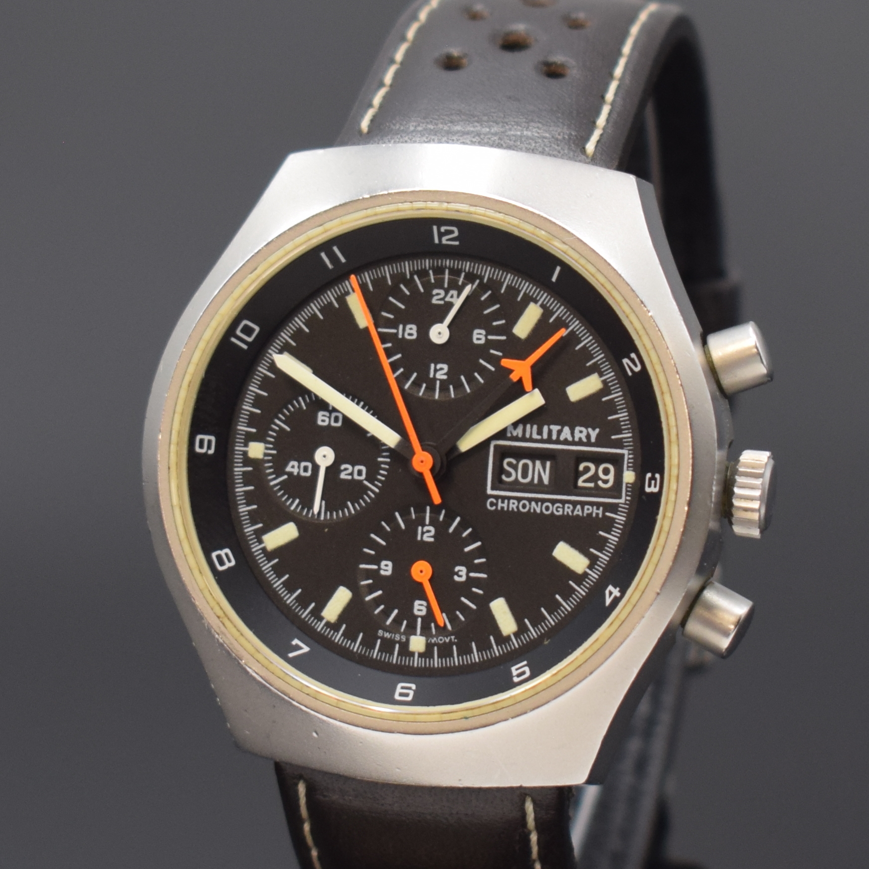 Detail a: ARCTOS Fliegerchronograph der Bundeswehr 6645 -12-194-8642, Schweiz um 1982, Automatik, verschr. Stahlgeh. m. rückseitiger Militärgrav. an neutr. ...