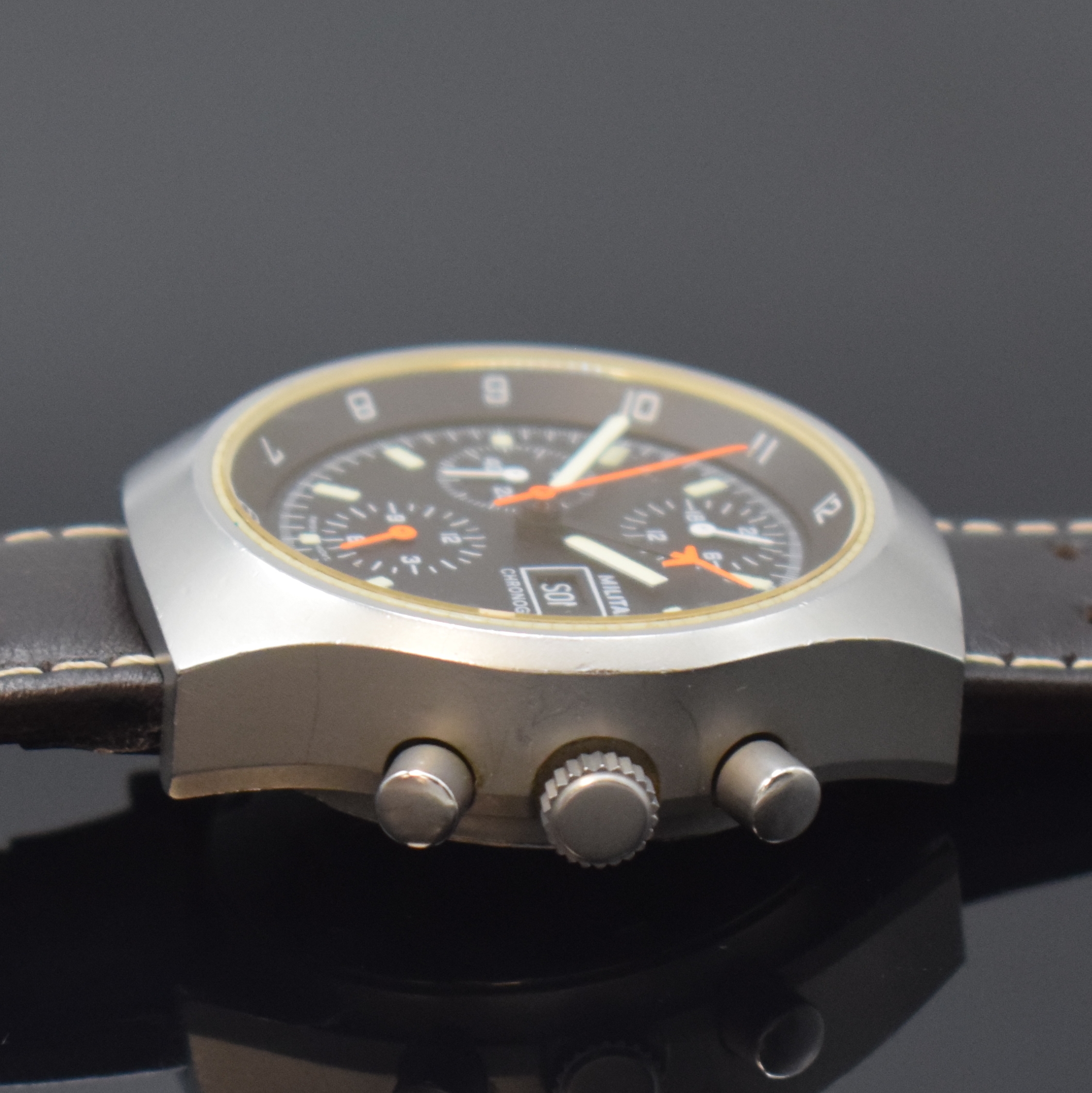 Detail b: ARCTOS Fliegerchronograph der Bundeswehr 6645 -12-194-8642, Schweiz um 1982, Automatik, verschr. Stahlgeh. m. rückseitiger Militärgrav. an neutr. ...
