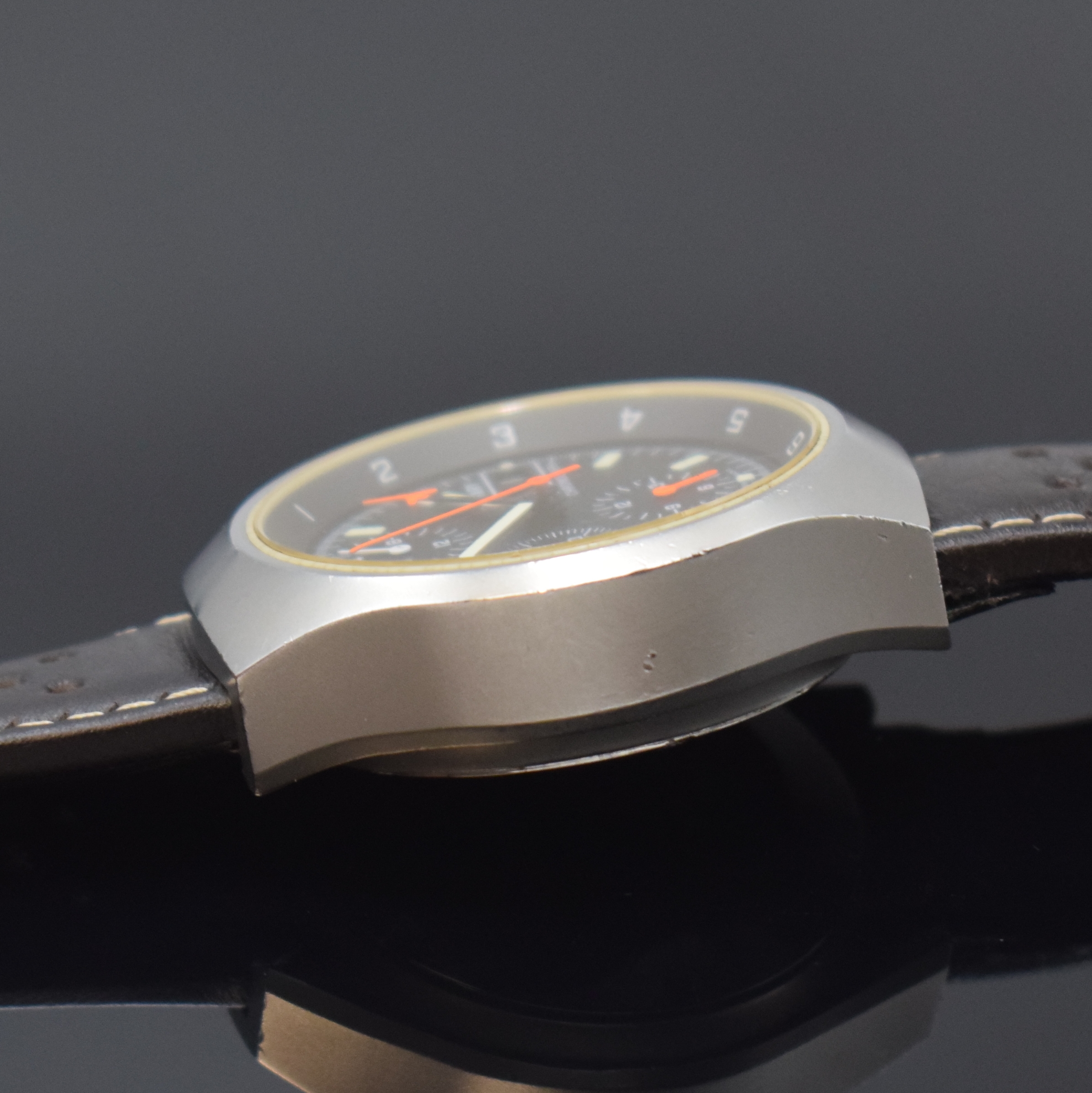 Detail c: ARCTOS Fliegerchronograph der Bundeswehr 6645 -12-194-8642, Schweiz um 1982, Automatik, verschr. Stahlgeh. m. rückseitiger Militärgrav. an neutr. ...