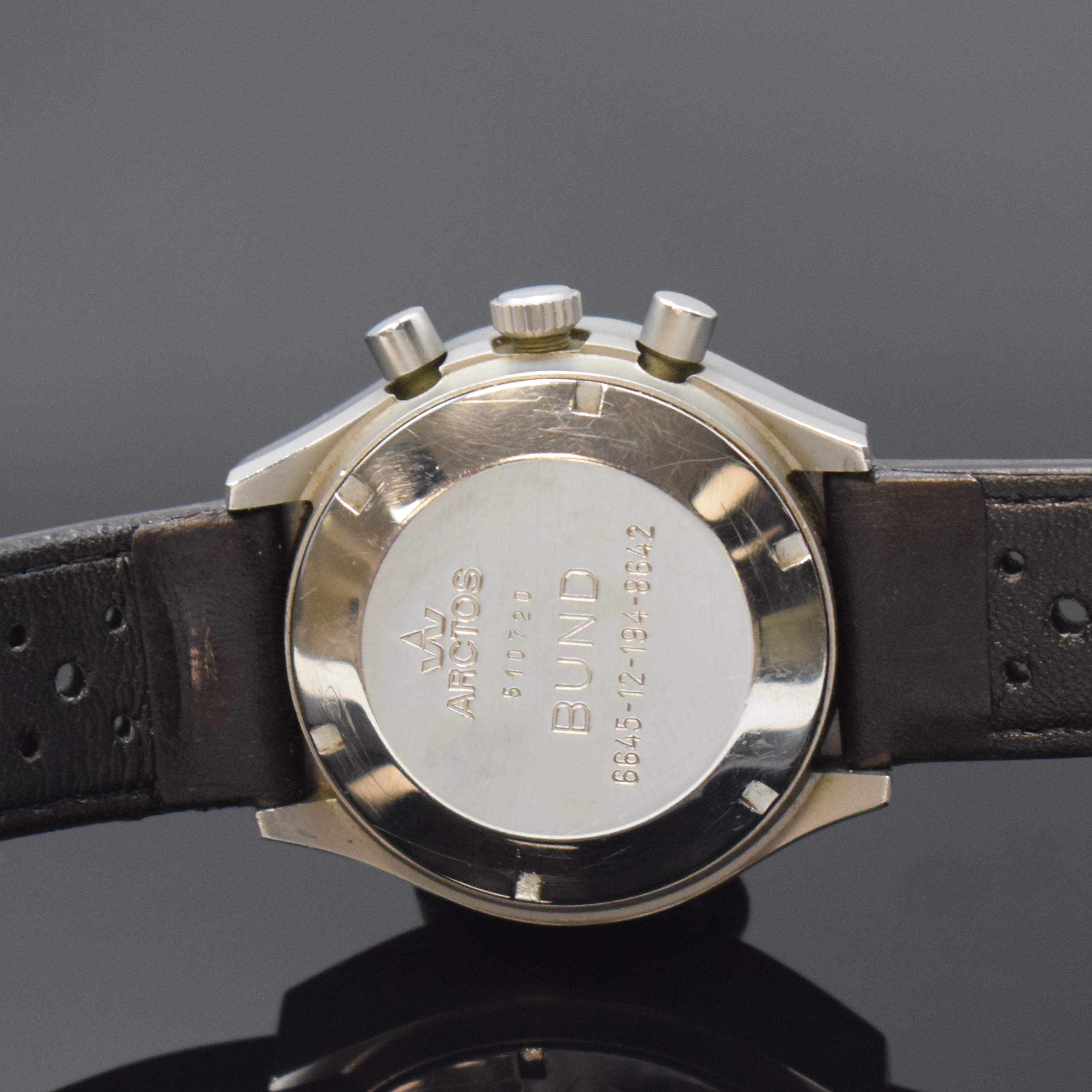 Detail d: ARCTOS Fliegerchronograph der Bundeswehr 6645 -12-194-8642, Schweiz um 1982, Automatik, verschr. Stahlgeh. m. rückseitiger Militärgrav. an neutr. ...