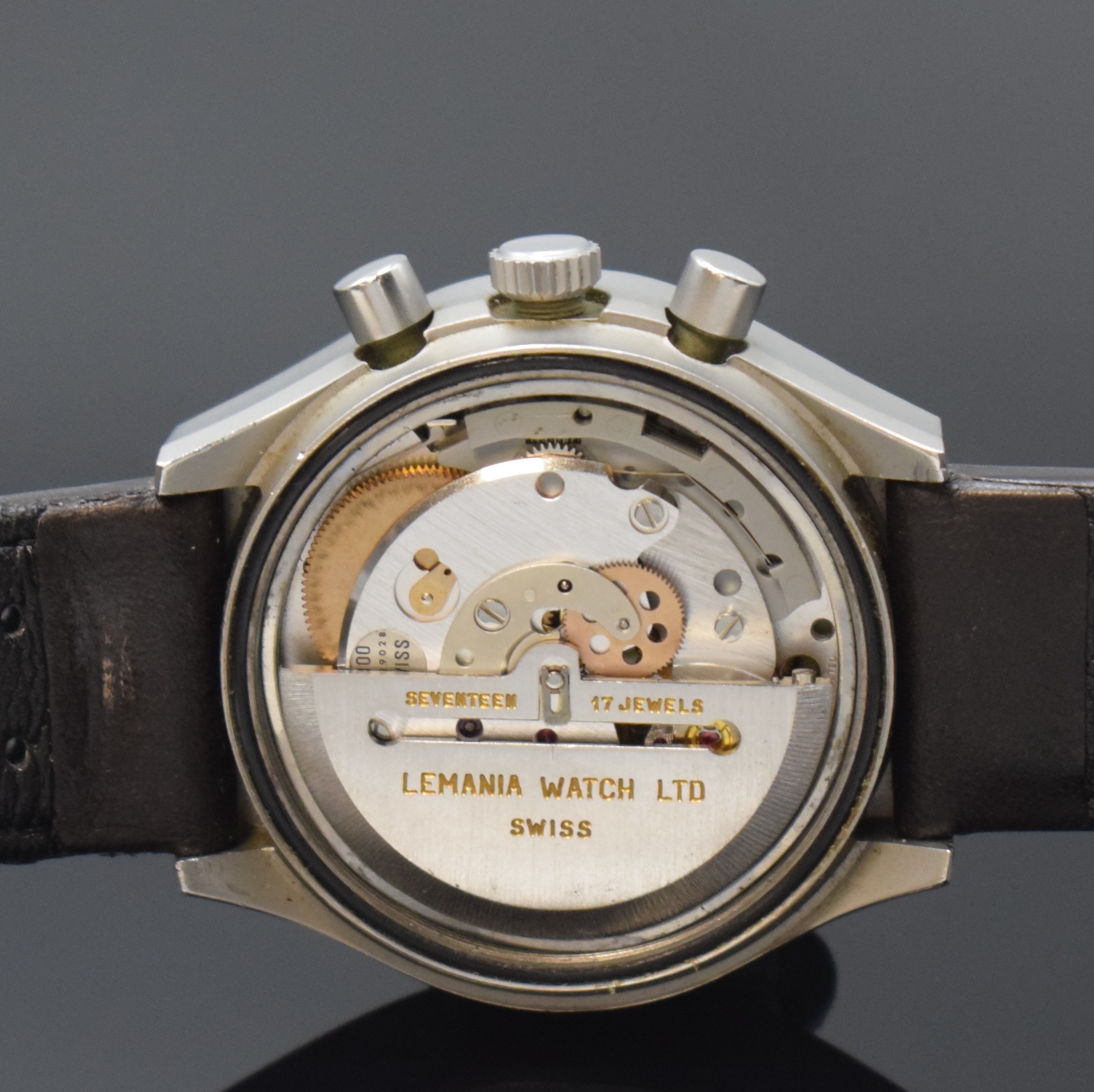 Detail e: ARCTOS Fliegerchronograph der Bundeswehr 6645 -12-194-8642, Schweiz um 1982, Automatik, verschr. Stahlgeh. m. rückseitiger Militärgrav. an neutr. ...