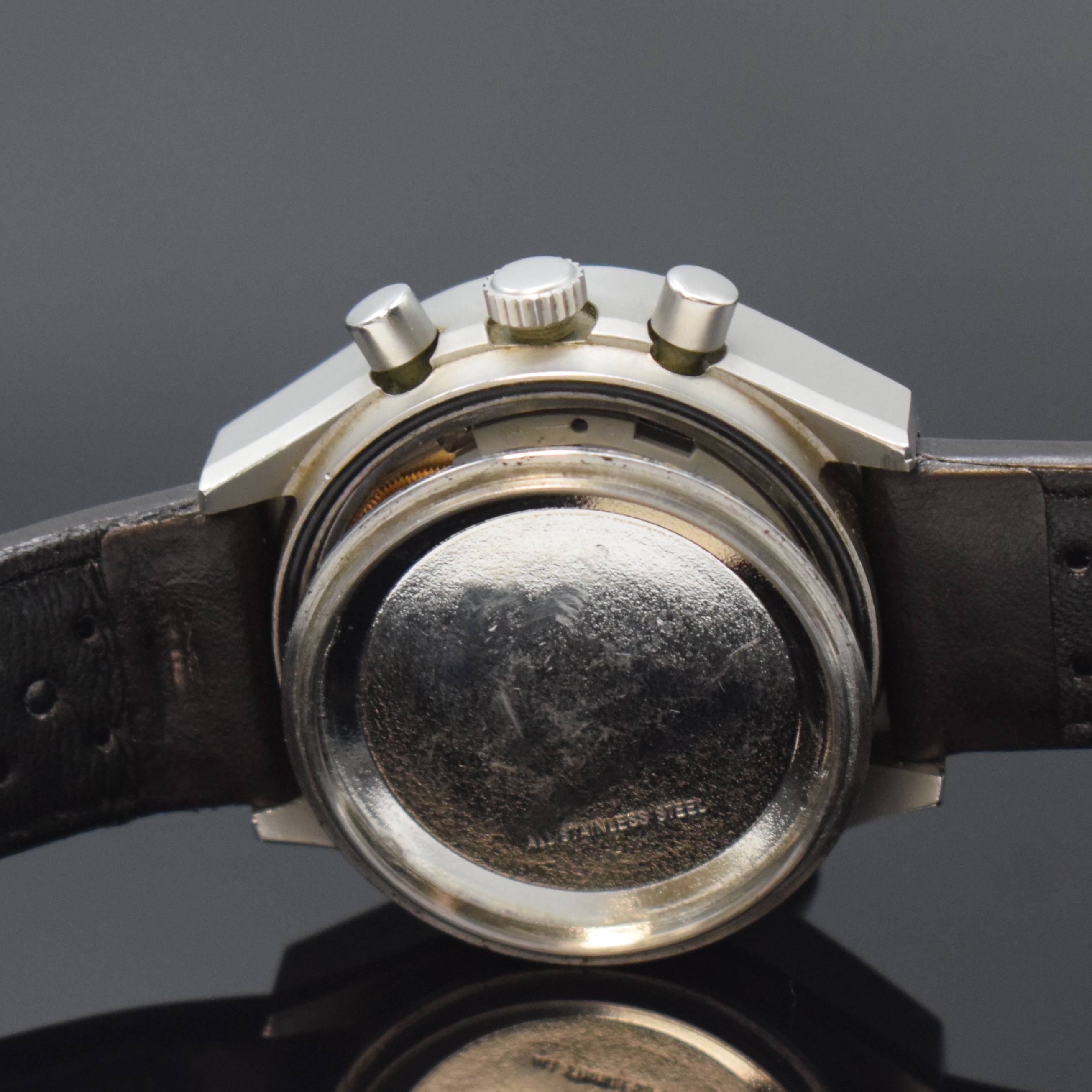 Detail g: ARCTOS Fliegerchronograph der Bundeswehr 6645 -12-194-8642, Schweiz um 1982, Automatik, verschr. Stahlgeh. m. rückseitiger Militärgrav. an neutr. ...
