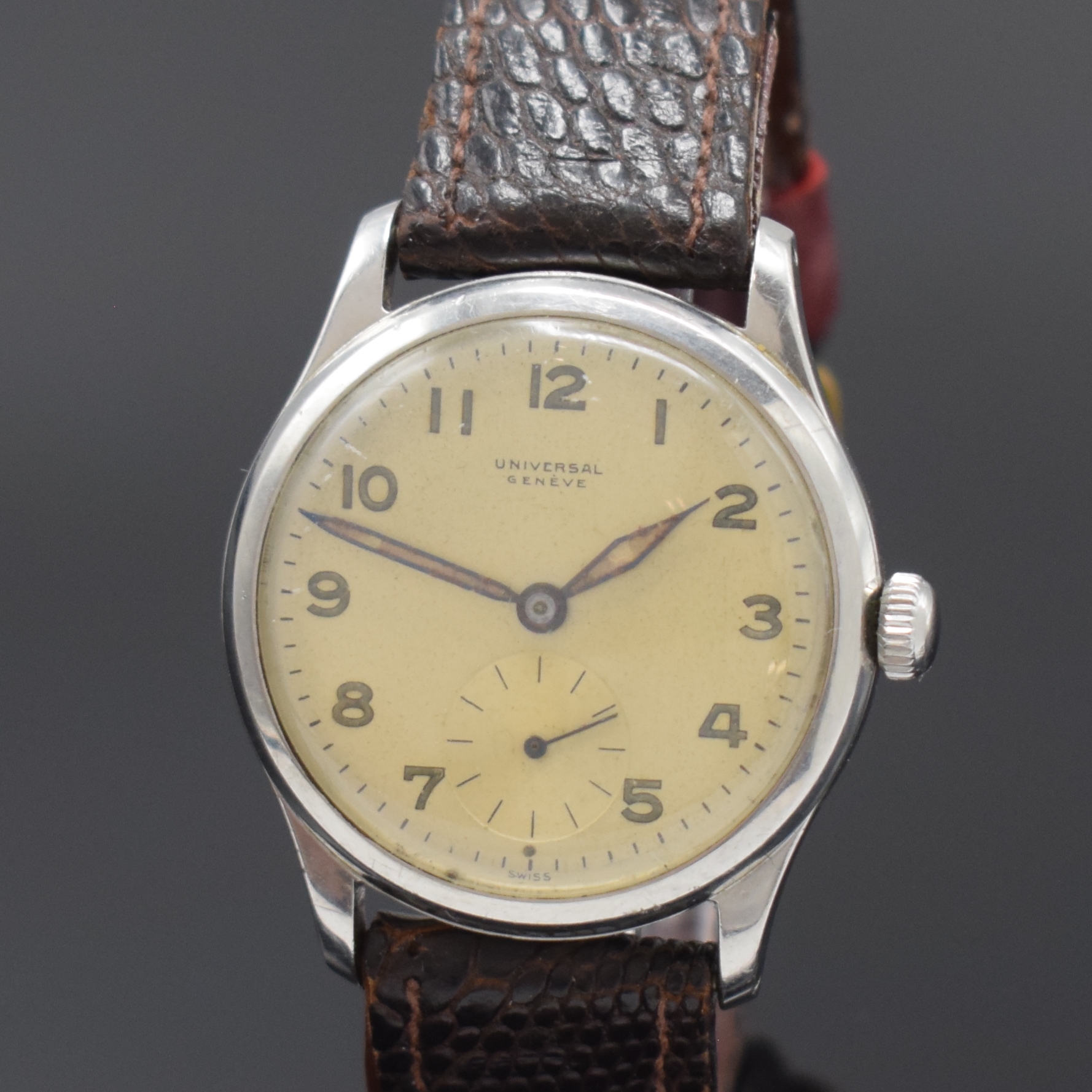 Detail a: UNIVERSAL GENEVE Armbanduhr in Stahl Referenz 212156, Handaufzug, Schweiz um 1947, Boden verschr., silb. Zifferbl. m. arab. Std. fein pat., gebl. ...
