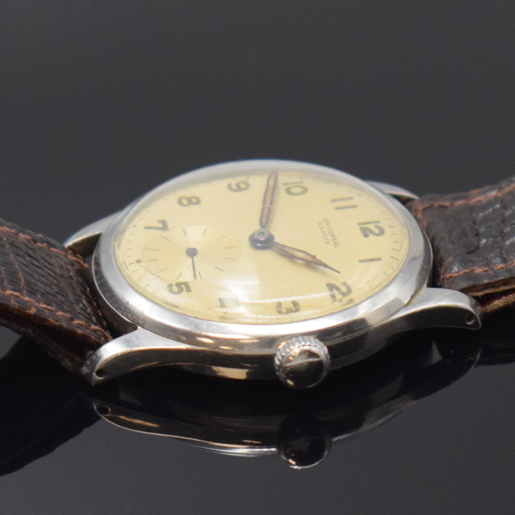 Detail b: UNIVERSAL GENEVE Armbanduhr in Stahl Referenz 212156, Handaufzug, Schweiz um 1947, Boden verschr., silb. Zifferbl. m. arab. Std. fein pat., gebl. ...
