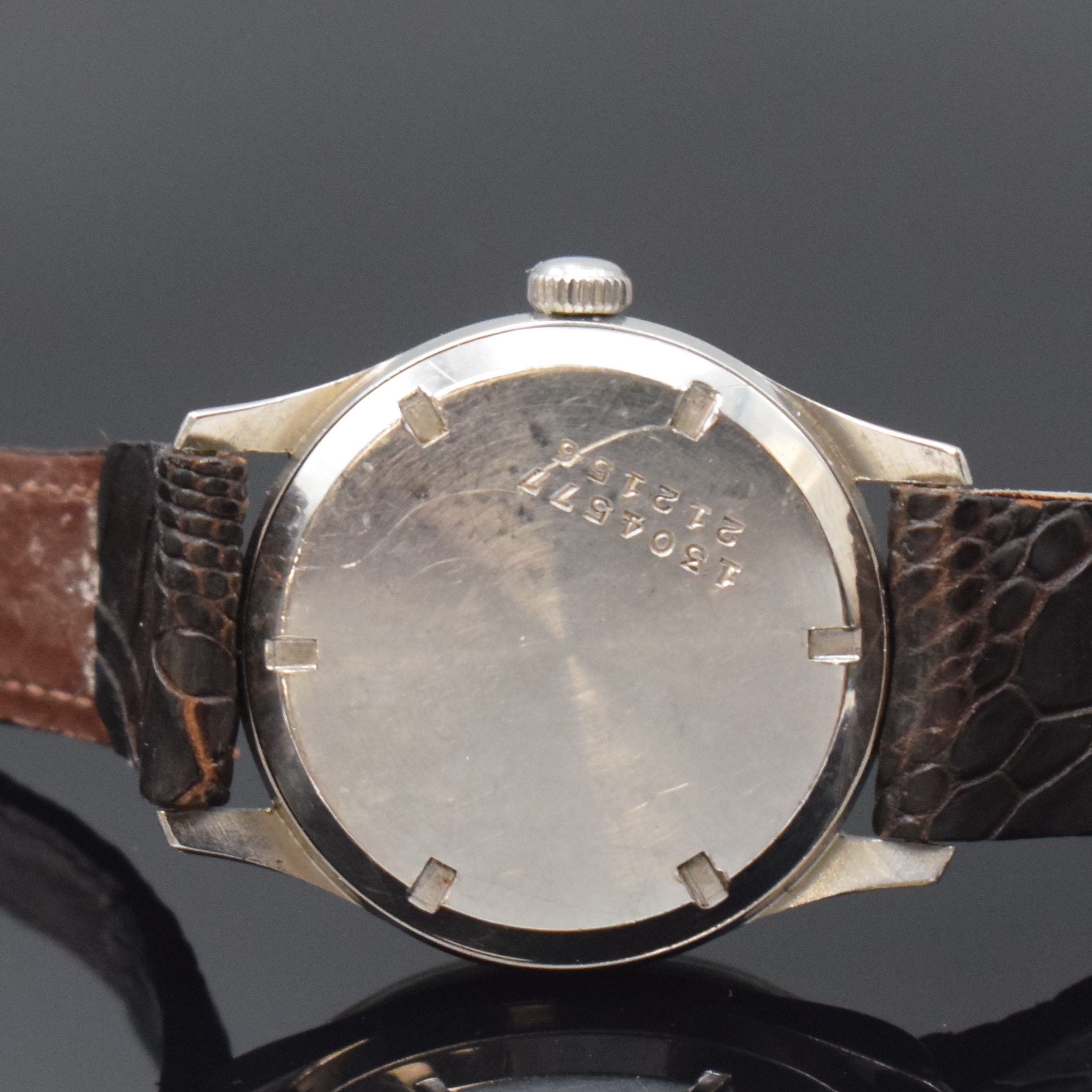 Detail c: UNIVERSAL GENEVE Armbanduhr in Stahl Referenz 212156, Handaufzug, Schweiz um 1947, Boden verschr., silb. Zifferbl. m. arab. Std. fein pat., gebl. ...