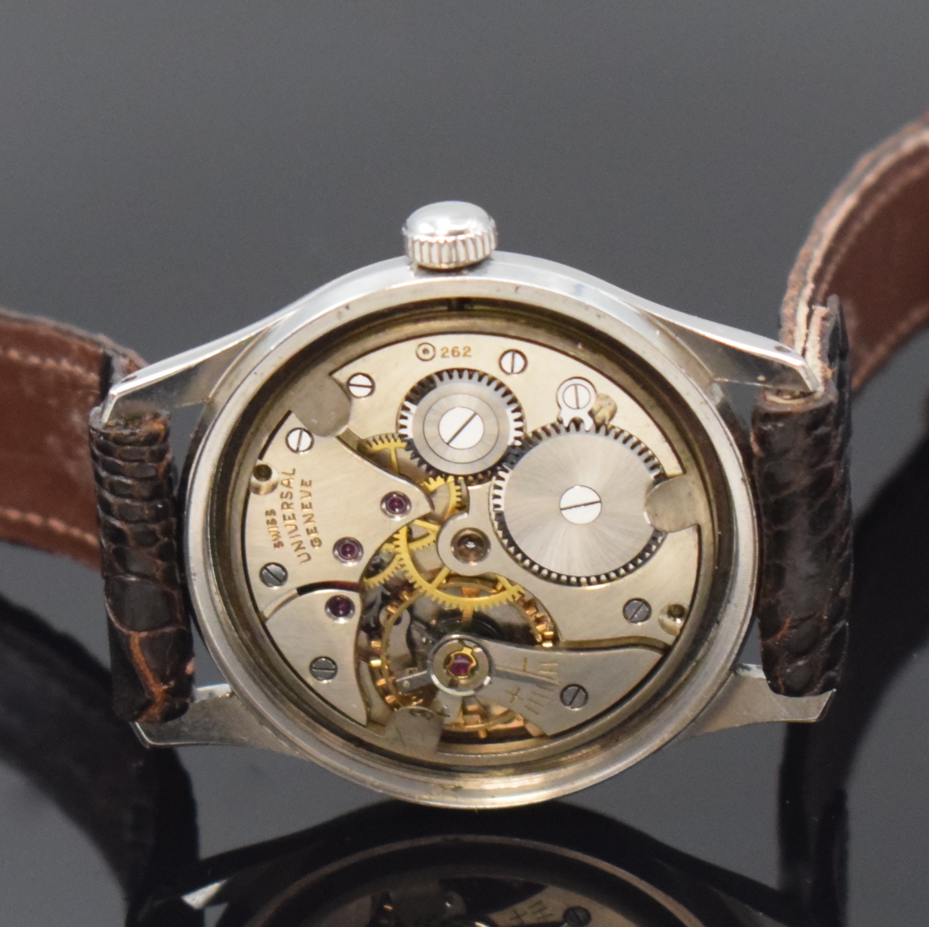 Detail d: UNIVERSAL GENEVE Armbanduhr in Stahl Referenz 212156, Handaufzug, Schweiz um 1947, Boden verschr., silb. Zifferbl. m. arab. Std. fein pat., gebl. ...