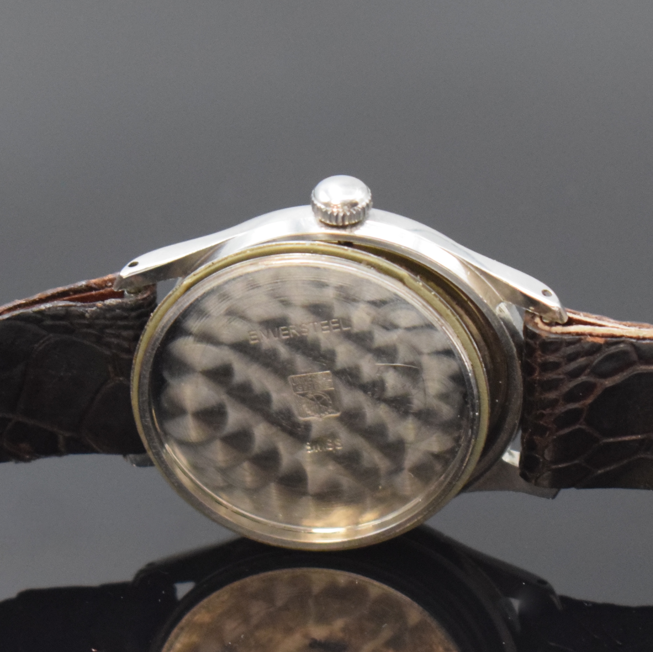 Detail e: UNIVERSAL GENEVE Armbanduhr in Stahl Referenz 212156, Handaufzug, Schweiz um 1947, Boden verschr., silb. Zifferbl. m. arab. Std. fein pat., gebl. ...