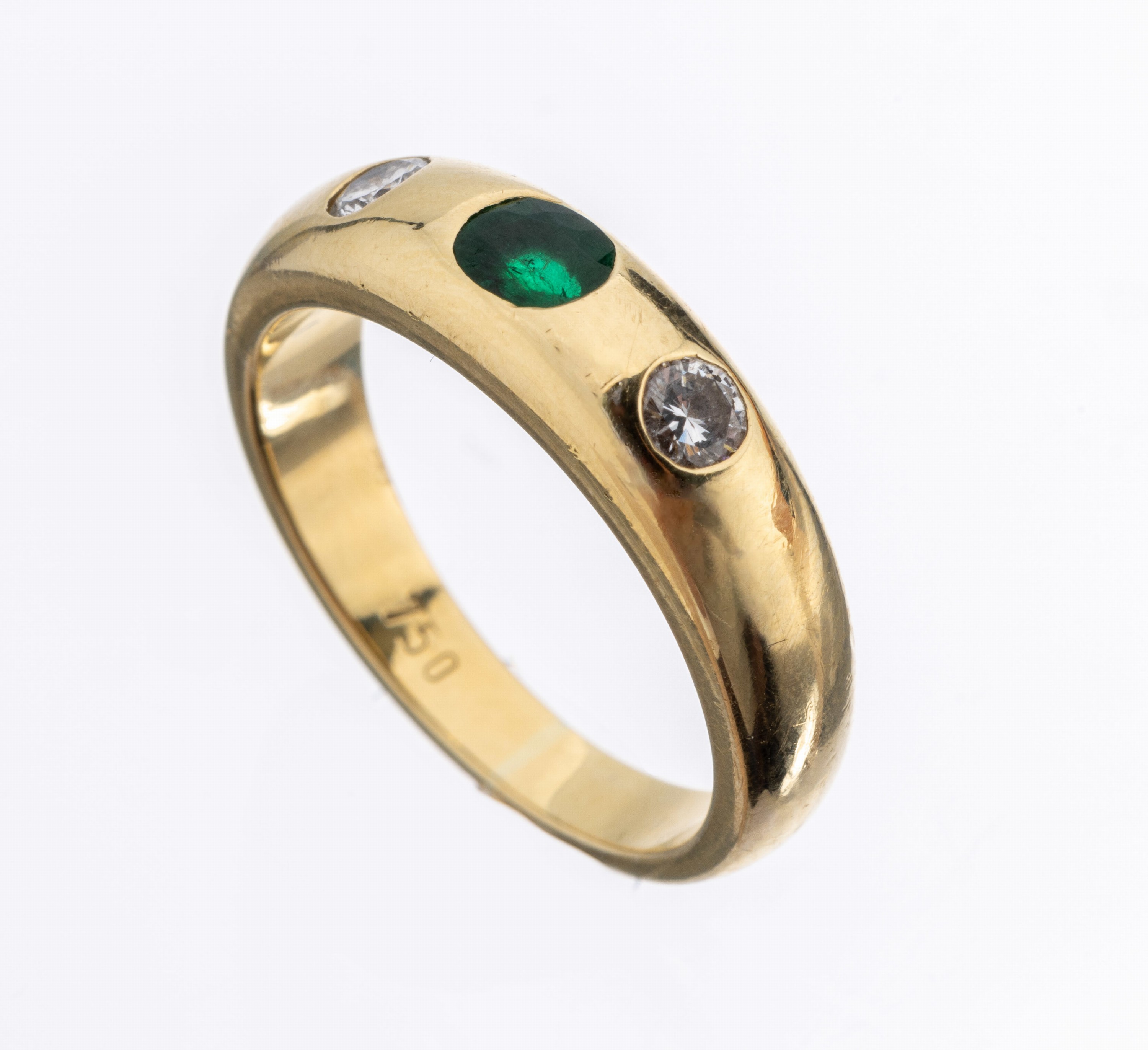 18 kt Gold Smaragd-Brillant-Ring, GG 750/000, 1 rundfacett. Smaragd ca. 0.15 ct, 2 Brillanten zus. ca. 0.20 ct Weiß/si, RW 53, ca. 6.9 g